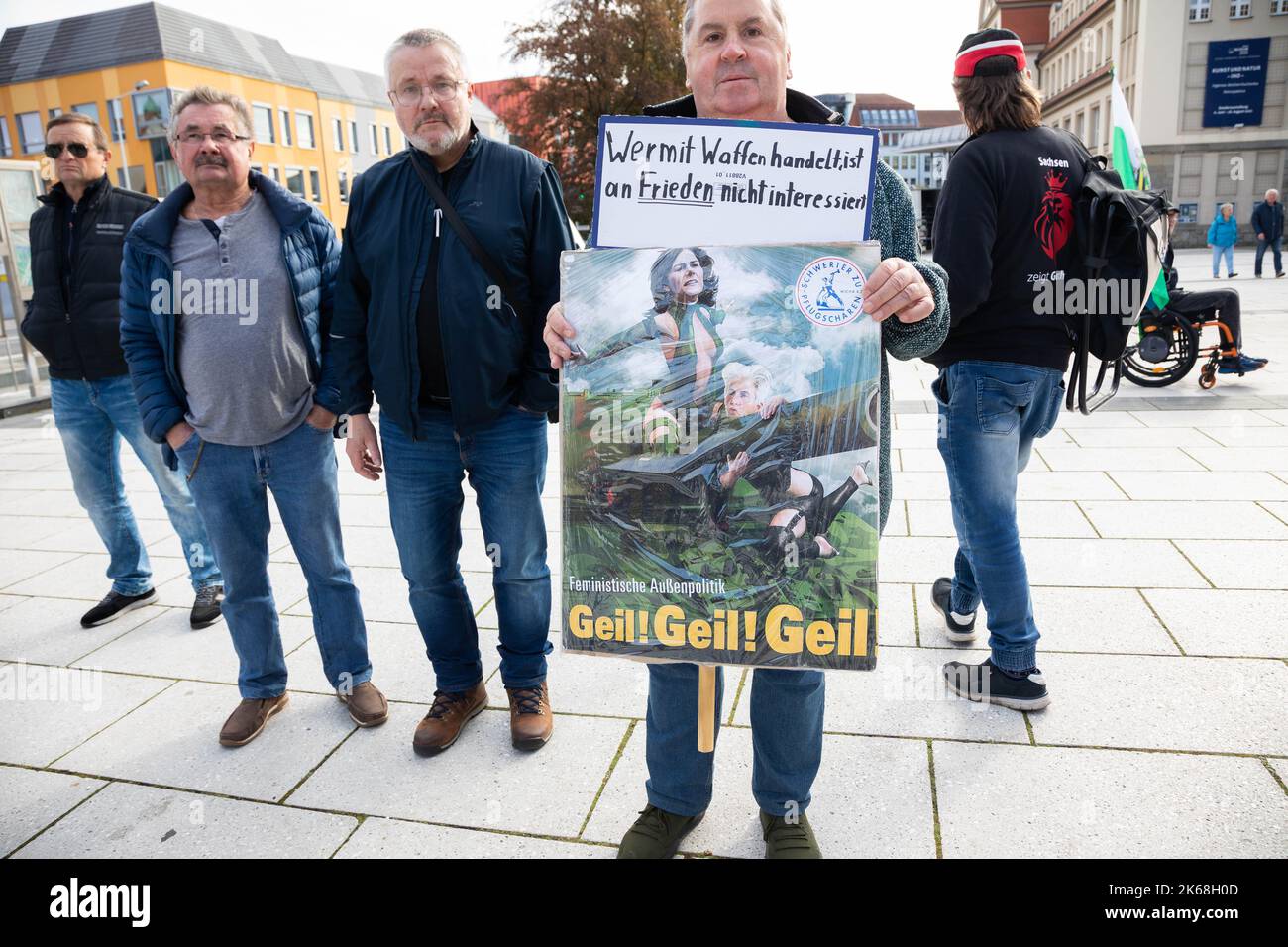 Teilnehmer einer Demonstration nach einem Autokorso, beginning ab Görlitz auf dem Bautzener Kornmarkt. Bautzen, 08.10.2022 Stockfoto