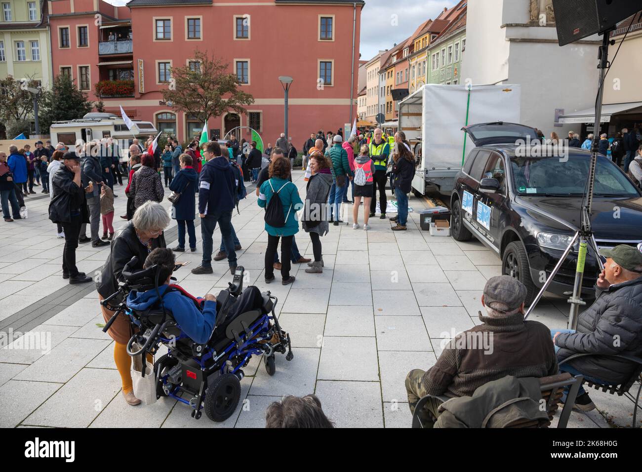 Teilnehmer einer Demonstration nach einem Autokorso, beginning ab Görlitz auf dem Bautzener Kornmarkt. Bautzen, 08.10.2022 Stockfoto