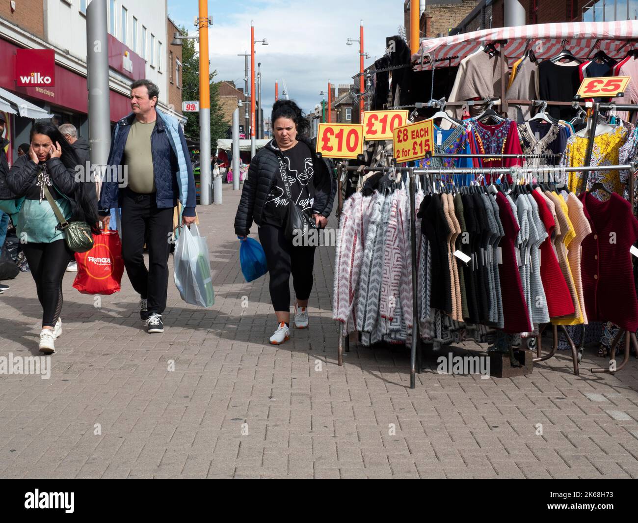 Einkäufer in Walthamstow High Street, London, Vereinigtes Königreich, mit Pfund Sterling Zeichen mit Preisen Stockfoto