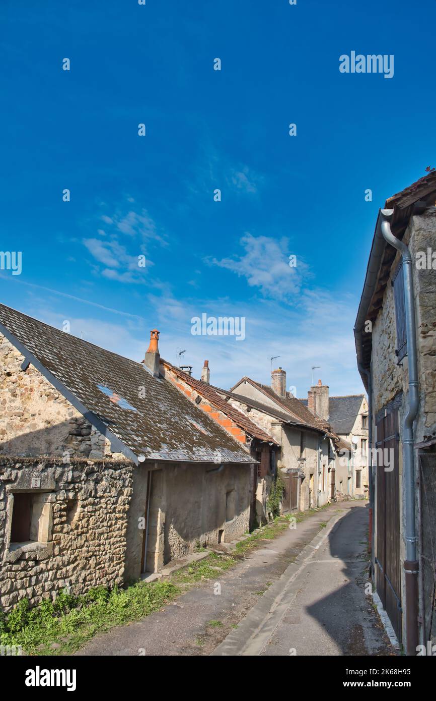 Schmale Straße mit traditionellen Häusern in der mittelalterlichen Stadt Moulins-Engilbert, Departement Nièvre, Morvan, Frankreich Stockfoto