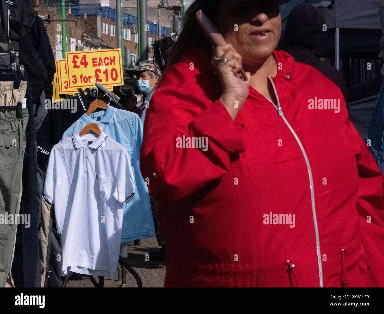 Einkäufer in Walthamstow High Street, London, Vereinigtes Königreich, mit Pfund Sterling Zeichen mit Preisen Stockfoto