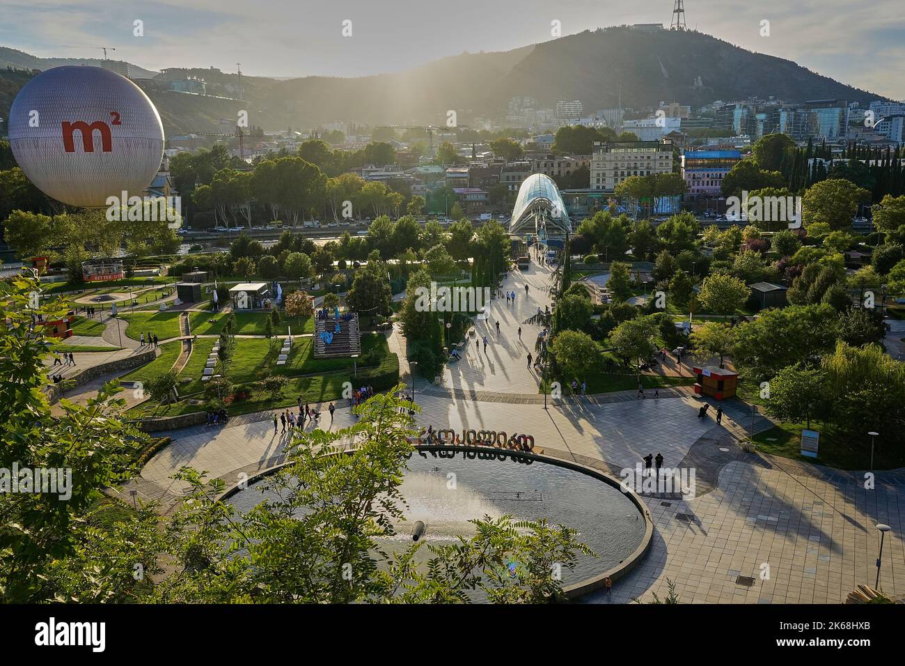 Rike Park, Stadtpark und Erholungsgebiet, Brunnen, Friedensbrücke und Fesselballon, Luftballon Tiflis, Dahinter die historische Altstadt, Tiflis, Ge Stockfoto