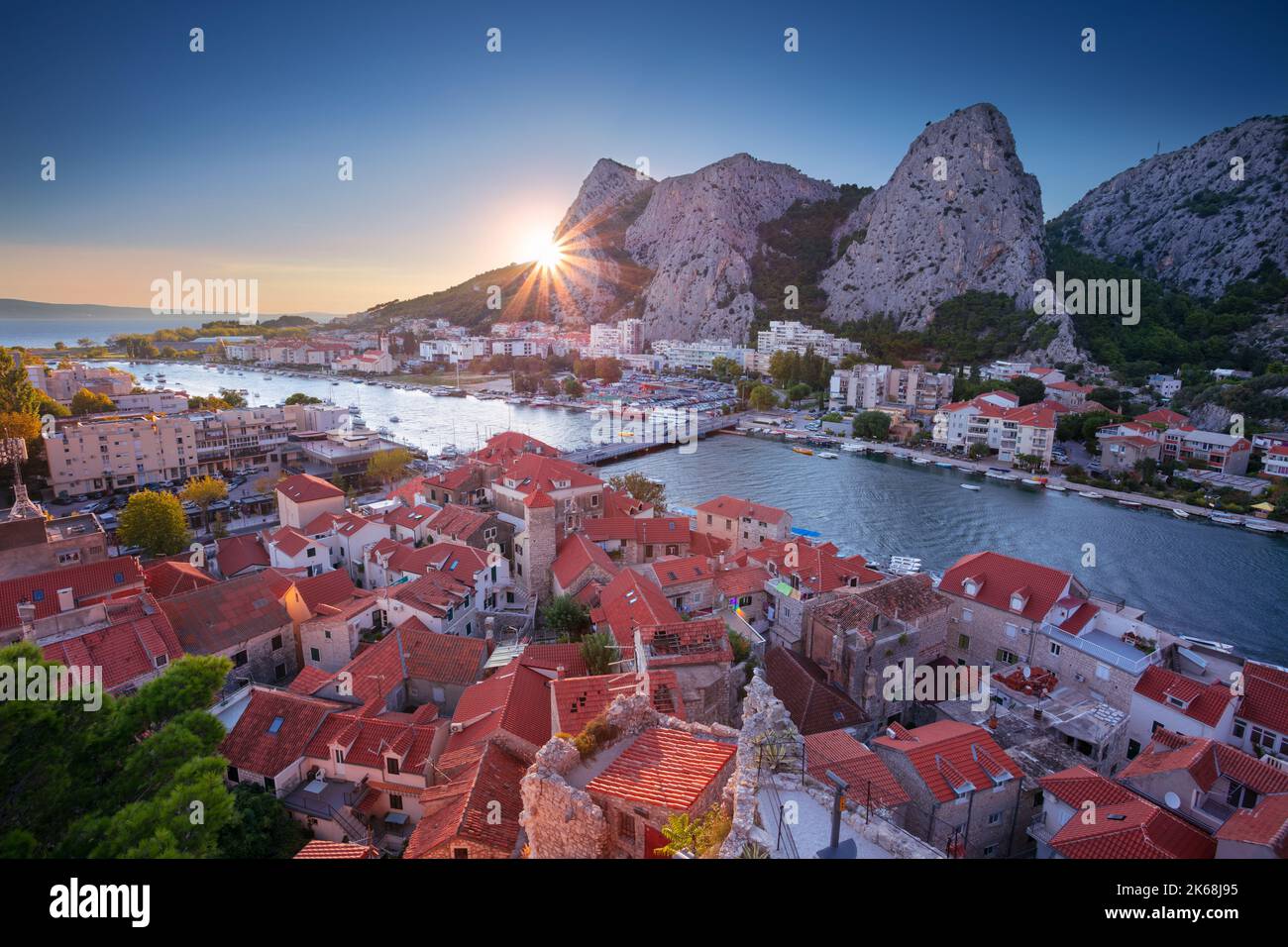 Omis, Kroatien. Stadtbild der schönen Küstenstadt Omis, Dalmatien, Kroatien bei Sonnenuntergang im Sommer. Stockfoto