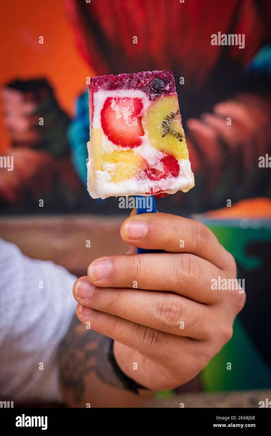 Ein Latino genießt ein Fruchteis in Raquira, Kolumbien Stockfoto