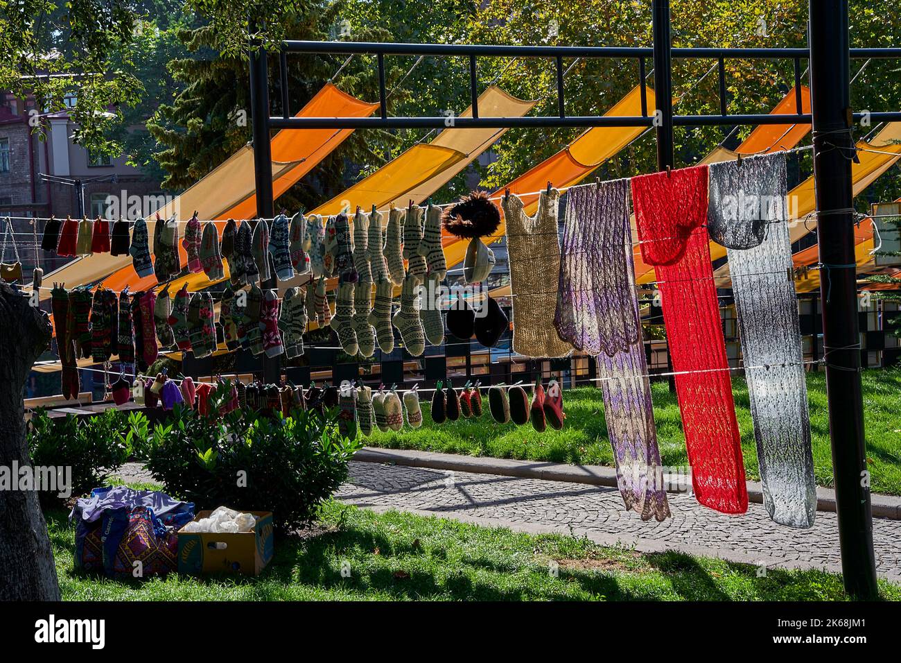 Dry Bridge Flohmarkt, Stand mit Socken und Schals, Stadtteil Garetubani, Tiflis, Georgien Stockfoto