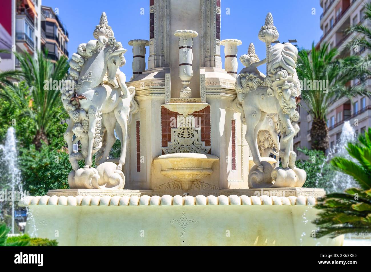 Der Luceros-Brunnen. Alicante, Spanien. Die Skulptur befindet sich auf dem Luceros plaza oder dem Platz und ist eine Touristenattraktion. Stockfoto