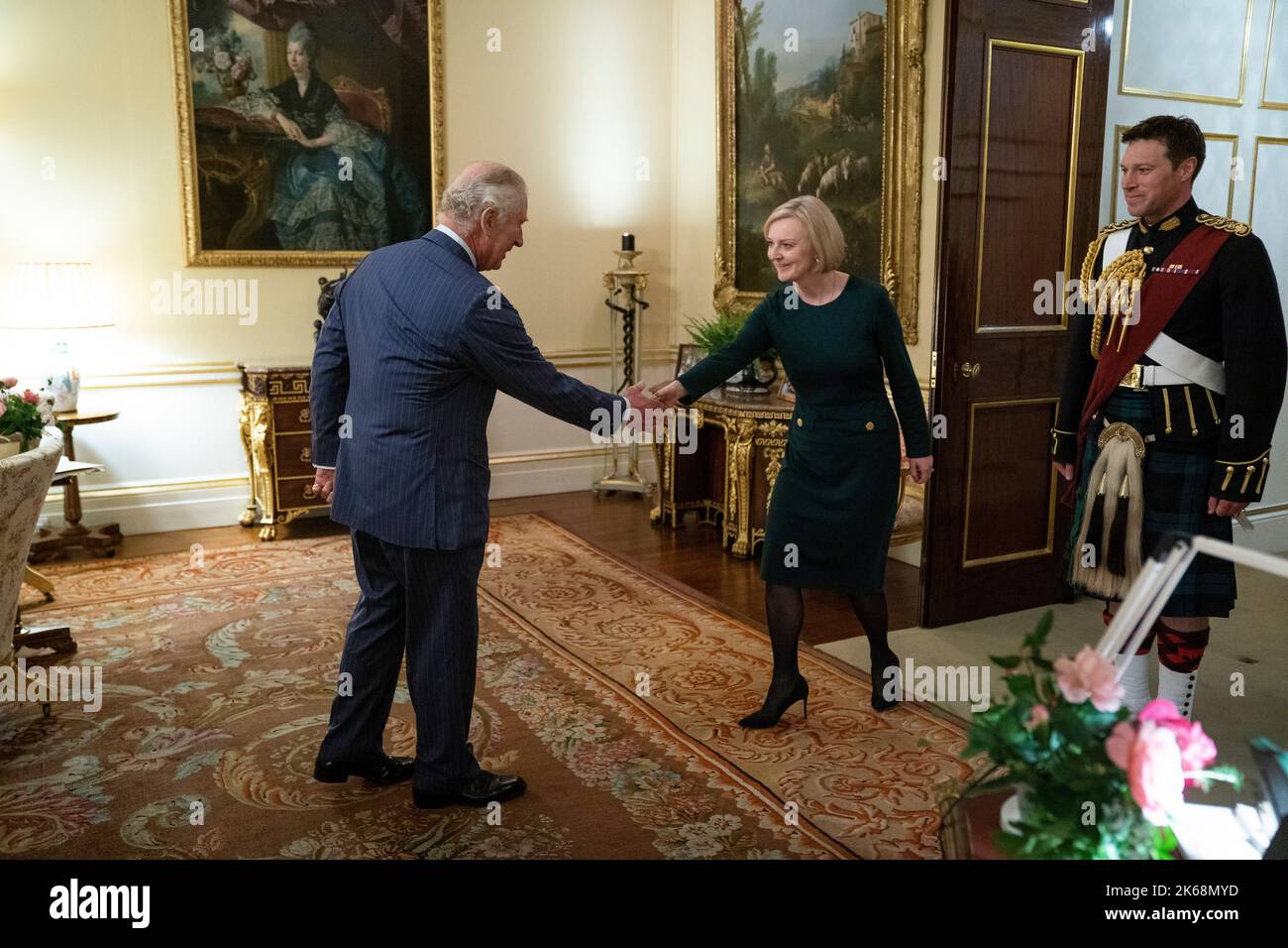 König Charles III. Trifft Premierminister Liz Truss während ihrer wöchentlichen Audienz im Buckingham Palace in London. Bilddatum: Mittwoch, 12. Oktober 2022. Stockfoto