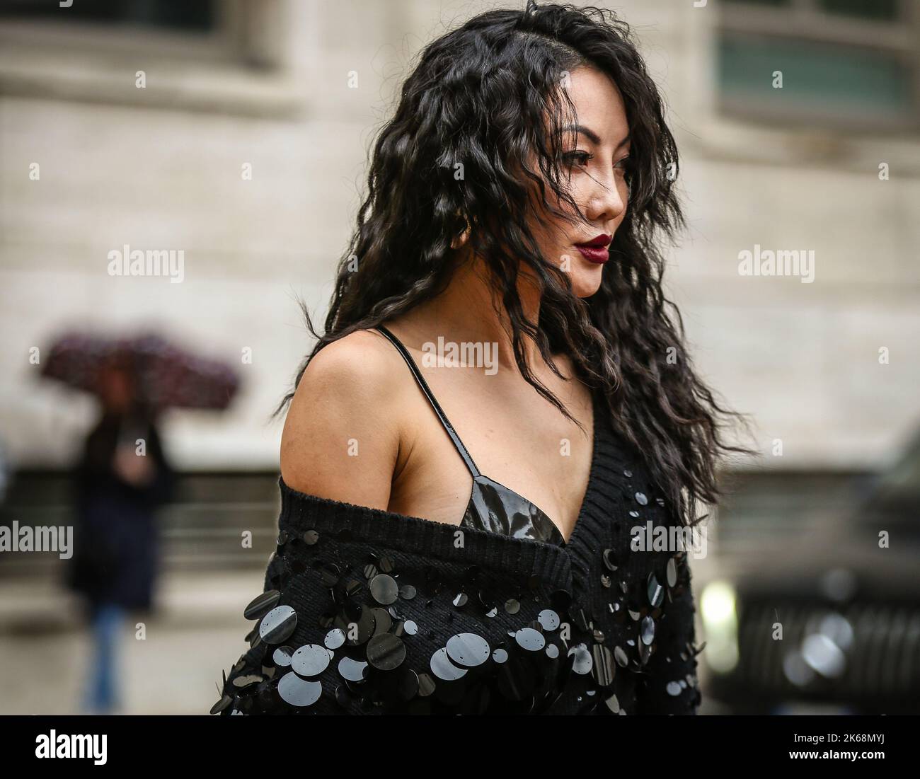MAILAND, Italien - 24 2022. September: Jessica Wang auf der Straße in Mailand. Stockfoto
