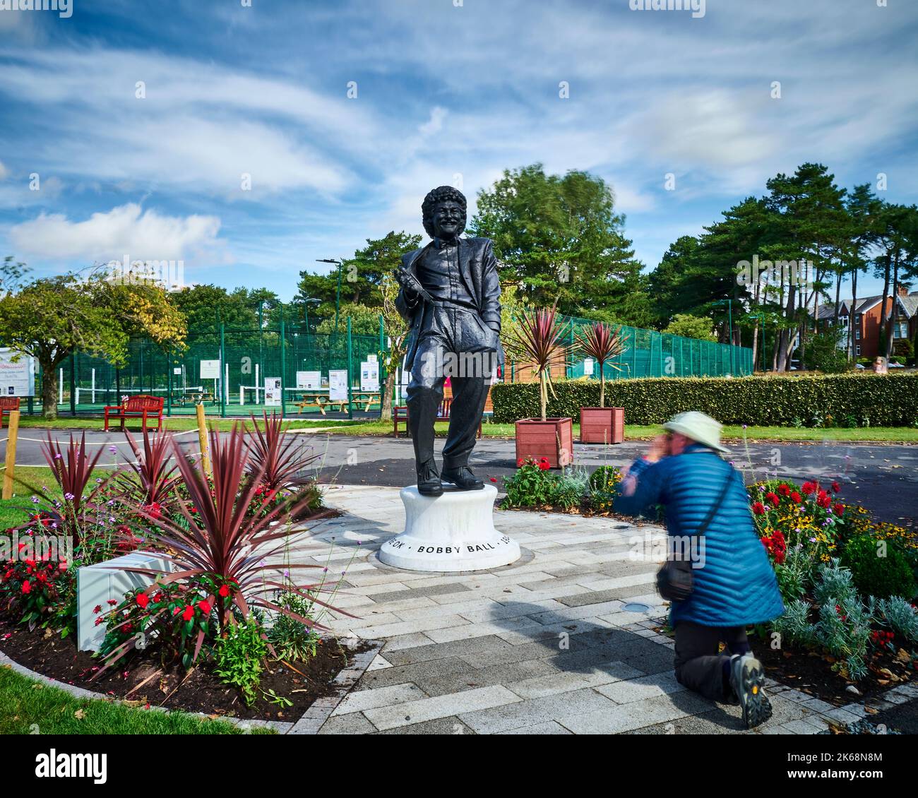 Mann fotografiert die Statue des verstorbenen Bobby Ball in Lowther Gardens, Lytham Stockfoto Mann fotografiert die Statue des verstorbenen Bobby Ball in Lowther Gardens, Lytham Stockfoto