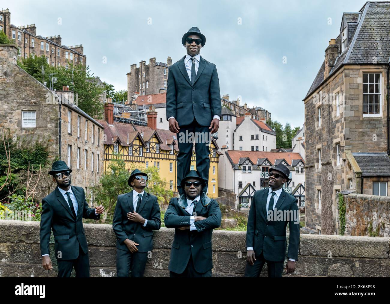 Die akrobatische Gruppe der Black Blues Brothers treten im Dean Village, Edinburgh, Schottland, Großbritannien auf Stockfoto