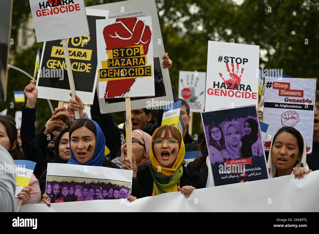 London, Großbritannien. 12. Oktober 2022. Demonstration Hazaras marschieren auf den Platz des Parlaments, die UNO sollte den #Hazaragenmord anerkennen, am 30. September 2022 sprengte sich ein Selbstmordattentäter im Kaaj-Bildungszentrum in Dashte Barchi, einem Hazara-Viertel in Kabul, Afghanistan, in die Luft und tötete mindestens 52 Menschen. London, Großbritannien. 12. Oktober 2022. Quelle: Siehe Li/Picture Capital/Alamy Live News Stockfoto