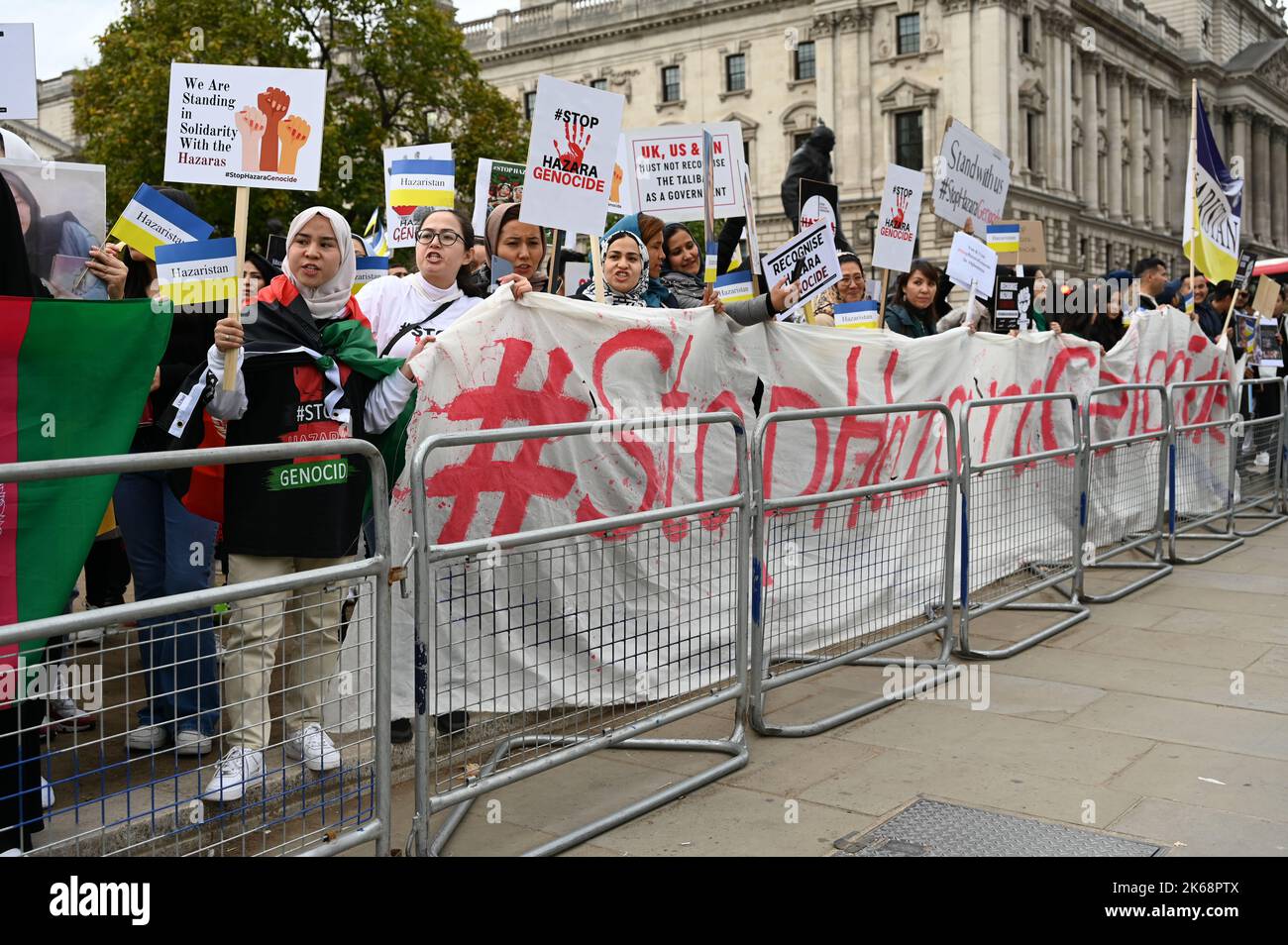 London, Großbritannien. 12. Oktober 2022. Demonstration Hazaras marschieren auf den Platz des Parlaments, die UNO sollte den #Hazaragenmord anerkennen, am 30. September 2022 sprengte sich ein Selbstmordattentäter im Kaaj-Bildungszentrum in Dashte Barchi, einem Hazara-Viertel in Kabul, Afghanistan, in die Luft und tötete mindestens 52 Menschen. London, Großbritannien. 12. Oktober 2022. Quelle: Siehe Li/Picture Capital/Alamy Live News Stockfoto