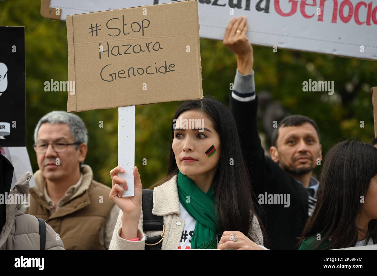 London, Großbritannien. 12. Oktober 2022. Demonstration Hazaras marschieren auf den Platz des Parlaments, die UNO sollte den #Hazaragenmord anerkennen, am 30. September 2022 sprengte sich ein Selbstmordattentäter im Kaaj-Bildungszentrum in Dashte Barchi, einem Hazara-Viertel in Kabul, Afghanistan, in die Luft und tötete mindestens 52 Menschen. London, Großbritannien. 12. Oktober 2022. Quelle: Siehe Li/Picture Capital/Alamy Live News Stockfoto