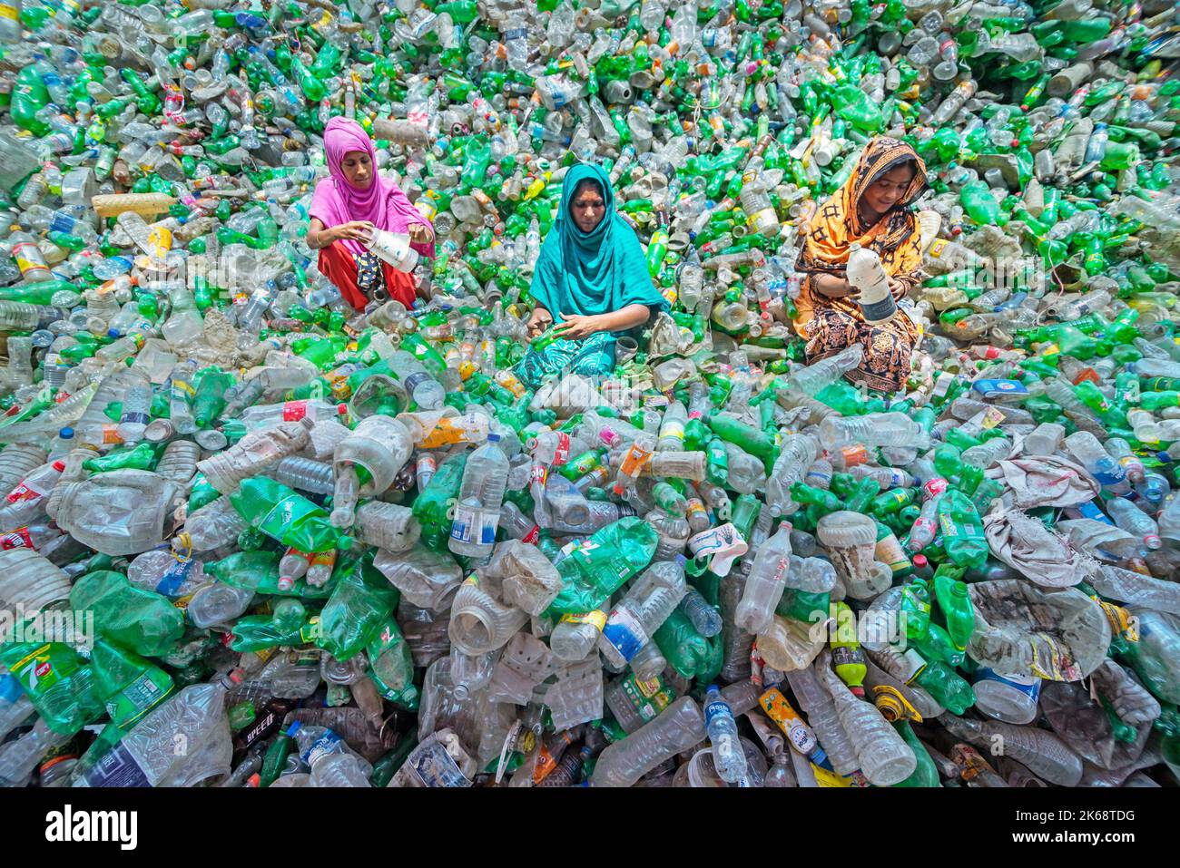 Arbeiter sortieren gebrauchte Plastikflaschen in einer Recyclingfabrik. Das Recycling von Kunststoffen ist der beste Weg, um unsere Umwelt sauber und sicher zu machen. Stockfoto