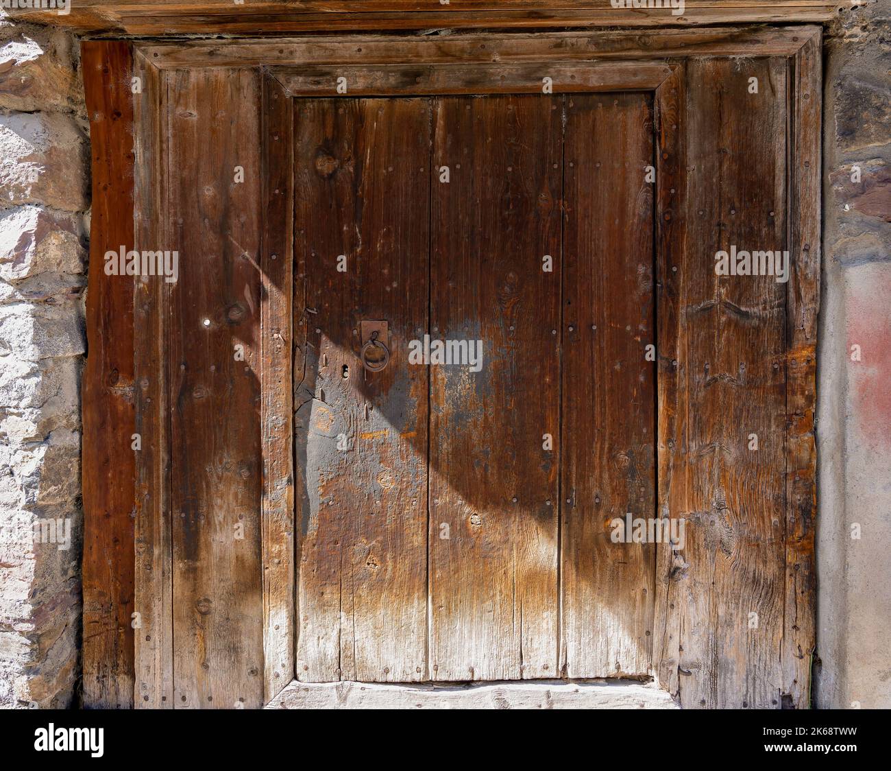 Eine traditionelle Holztür am Eingang zu einer spanischen Steinwohnung, Pyrenäen, Spanien Stockfoto