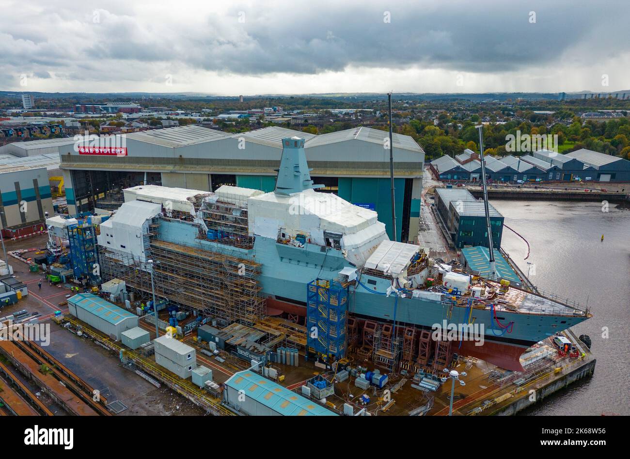 Glasgow, Schottland, Großbritannien. 12.. Oktober 2022. Blick auf die HMS Glasgow das erste Typ 26-U-Boot-Kriegsschiff, das auf der BAE Systems Werft in Govan am Fluss Clyde in Glasgow gebaut wird. BAE System plant Investitionen in Höhe von £100 Millionen und rekrutiert fast 1.200 weitere Mitarbeiter in seiner britischen Schiffbauabteilung, davon 400 bei Govan. Die Werft freut sich auf die Auftragseingänge von zehn Jahren, da die Minister sich darauf vorbereiten, einen Deal für fünf weitere Schiffe der Type 26-Klasse zu unterzeichnen. Iain Masterton/Alamy Live News Stockfoto