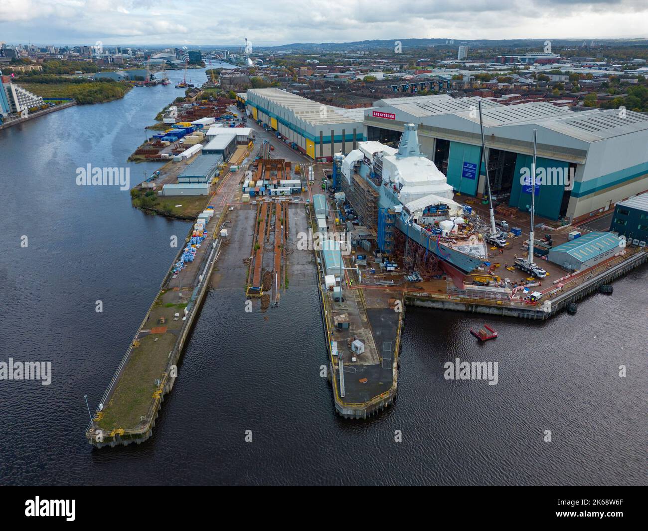 Glasgow, Schottland, Großbritannien. 12.. Oktober 2022. Blick auf die HMS Glasgow das erste Typ 26-U-Boot-Kriegsschiff, das auf der BAE Systems Werft in Govan am Fluss Clyde in Glasgow gebaut wird. BAE System plant Investitionen in Höhe von £100 Millionen und rekrutiert fast 1.200 weitere Mitarbeiter in seiner britischen Schiffbauabteilung, davon 400 bei Govan. Die Werft freut sich auf die Auftragseingänge von zehn Jahren, da die Minister sich darauf vorbereiten, einen Deal für fünf weitere Schiffe der Type 26-Klasse zu unterzeichnen. Iain Masterton/Alamy Live News Stockfoto