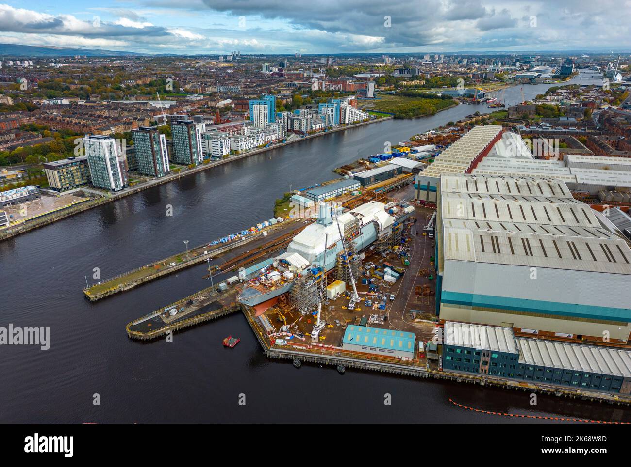 Glasgow, Schottland, Großbritannien. 12.. Oktober 2022. Blick auf die HMS Glasgow das erste Typ 26-U-Boot-Kriegsschiff, das auf der BAE Systems Werft in Govan am Fluss Clyde in Glasgow gebaut wird. BAE System plant Investitionen in Höhe von £100 Millionen und rekrutiert fast 1.200 weitere Mitarbeiter in seiner britischen Schiffbauabteilung, davon 400 bei Govan. Die Werft freut sich auf die Auftragseingänge von zehn Jahren, da die Minister sich darauf vorbereiten, einen Deal für fünf weitere Schiffe der Type 26-Klasse zu unterzeichnen. Iain Masterton/Alamy Live News Stockfoto