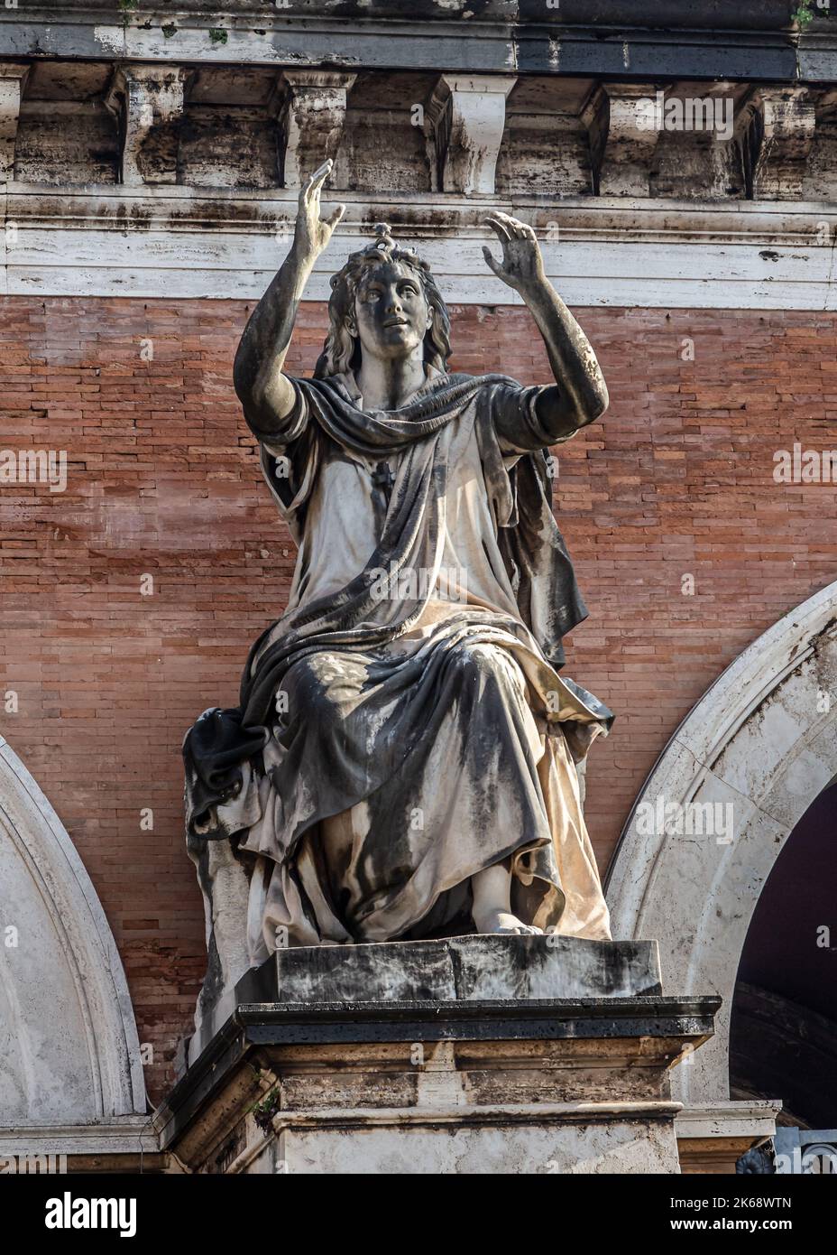 ROM, ITALIEN - 07. DEZEMBER 2019: Statuen am Cemetary Campo Verano ( Cimitero Monumentale Al Verano ) in der Nähe von San Lorenzo in Rom, Italien Stockfoto