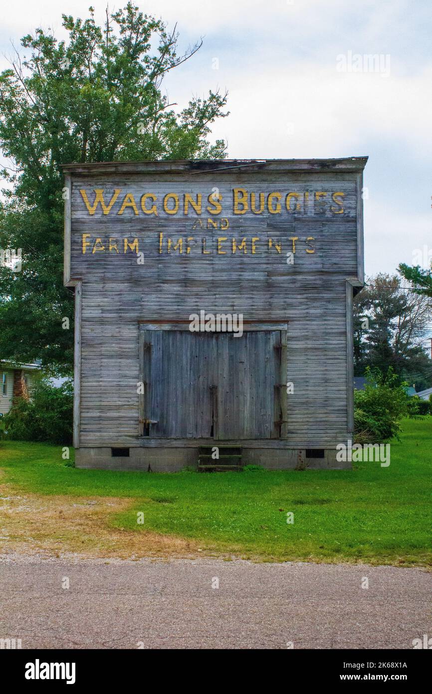 Ein Holzgebäude für Waggons, Buggys und landwirtschaftliche Geräte Stockfoto