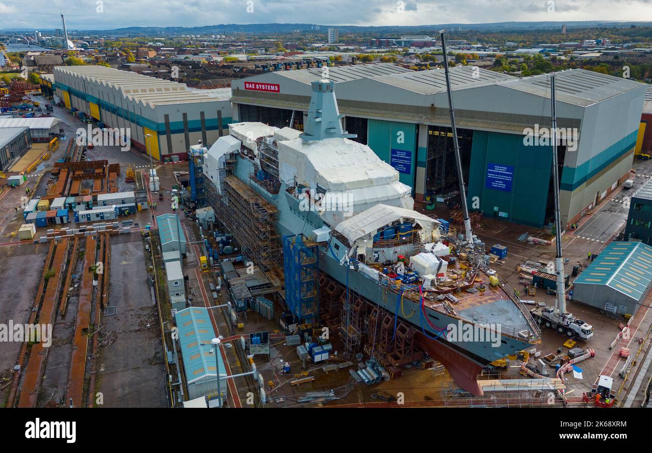 Glasgow, Schottland, Großbritannien. 12.. Oktober 2022. Blick auf die HMS Glasgow das erste Typ 26-U-Boot-Kriegsschiff, das auf der BAE Systems Werft in Govan am Fluss Clyde in Glasgow gebaut wird. BAE System plant Investitionen in Höhe von £100 Millionen und rekrutiert fast 1.200 weitere Mitarbeiter in seiner britischen Schiffbauabteilung, davon 400 bei Govan. Die Werft freut sich auf die Auftragseingänge von zehn Jahren, da die Minister sich darauf vorbereiten, einen Deal für fünf weitere Schiffe der Type 26-Klasse zu unterzeichnen. Iain Masterton/Alamy Live News Stockfoto