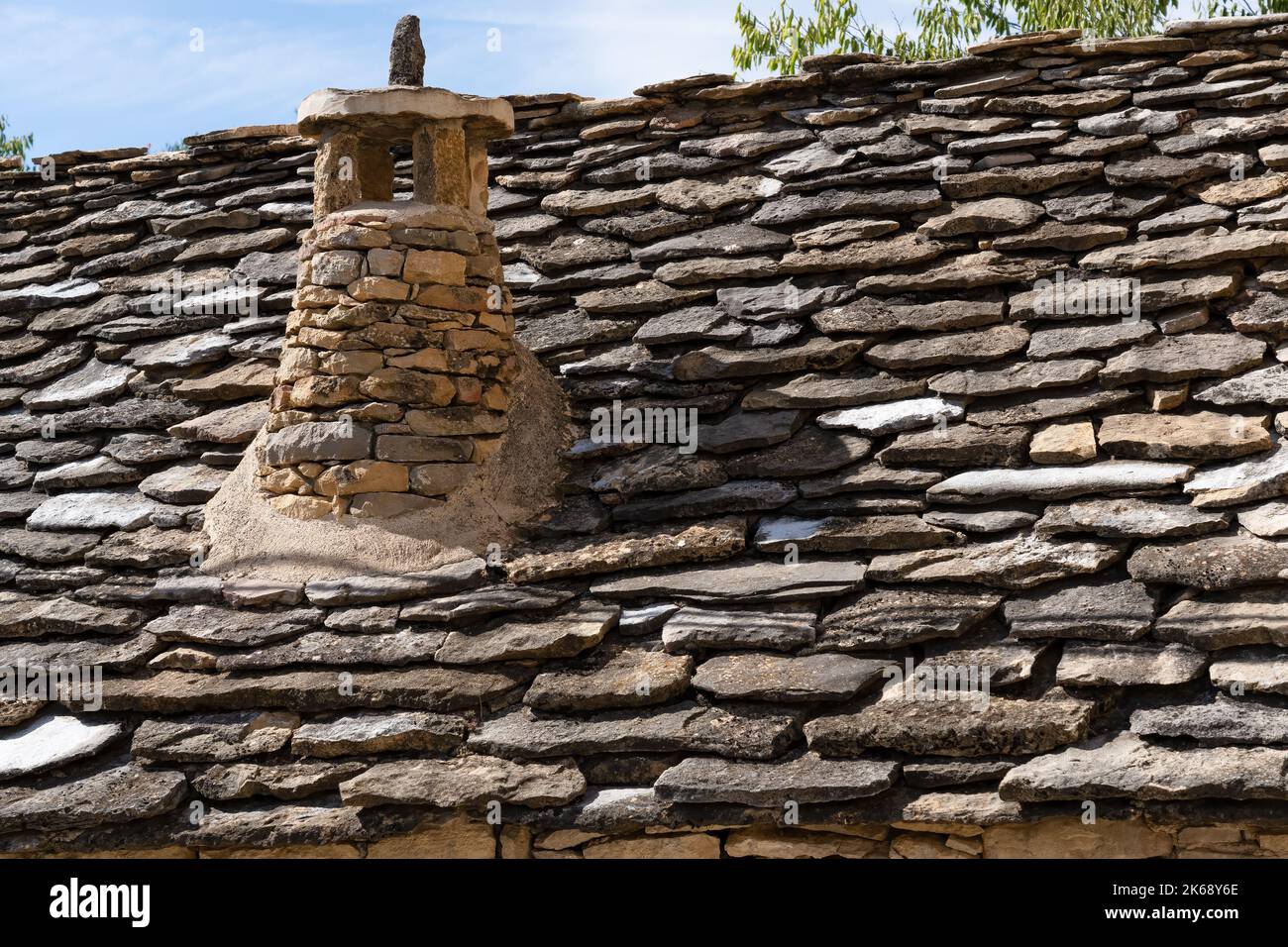 Altes spanisches Steindach auf einem Dorfgrundstück bei Sommersonne Stockfoto