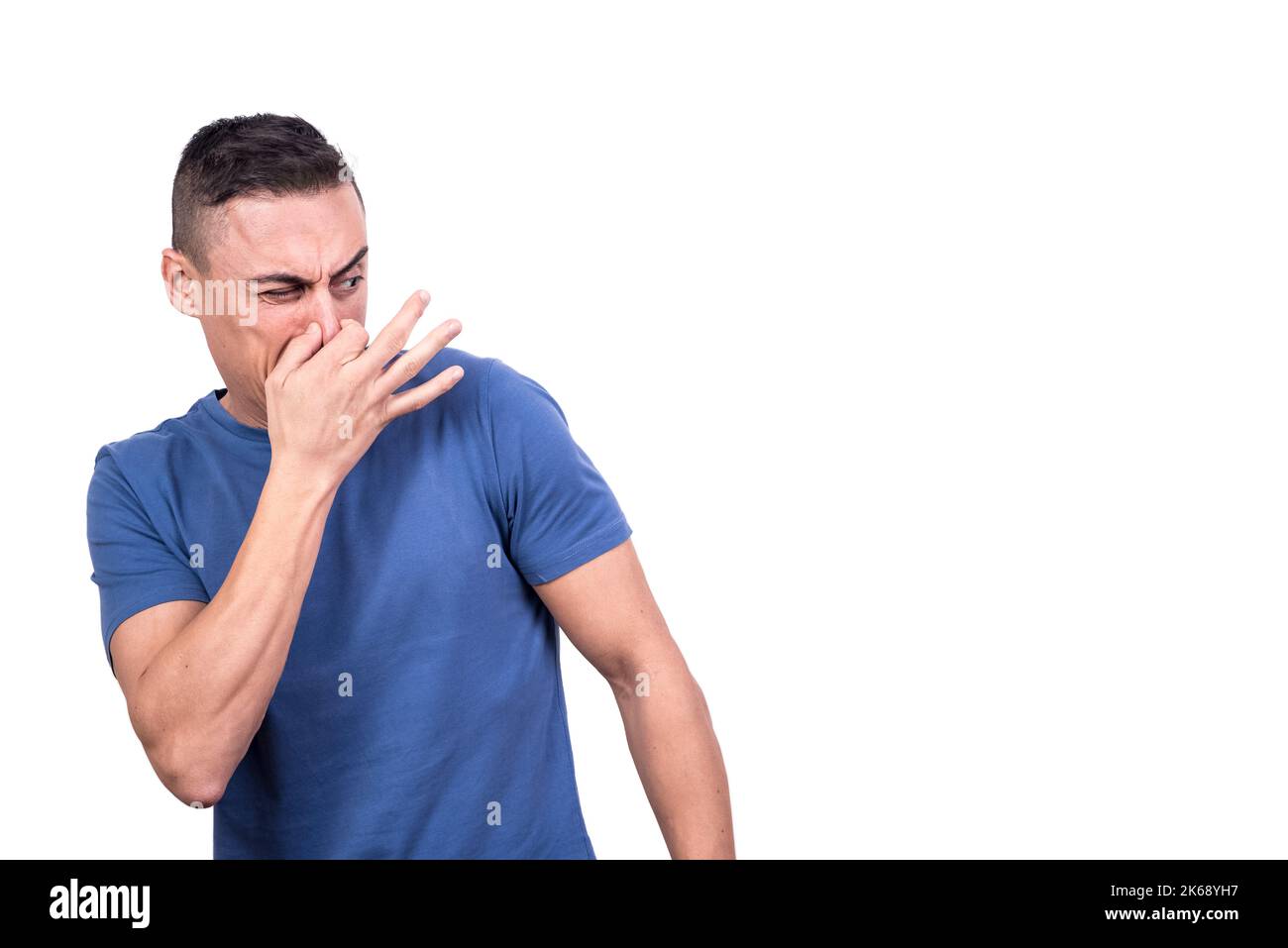 Mann blockierte seine Nase mit den Fingern Stockfoto