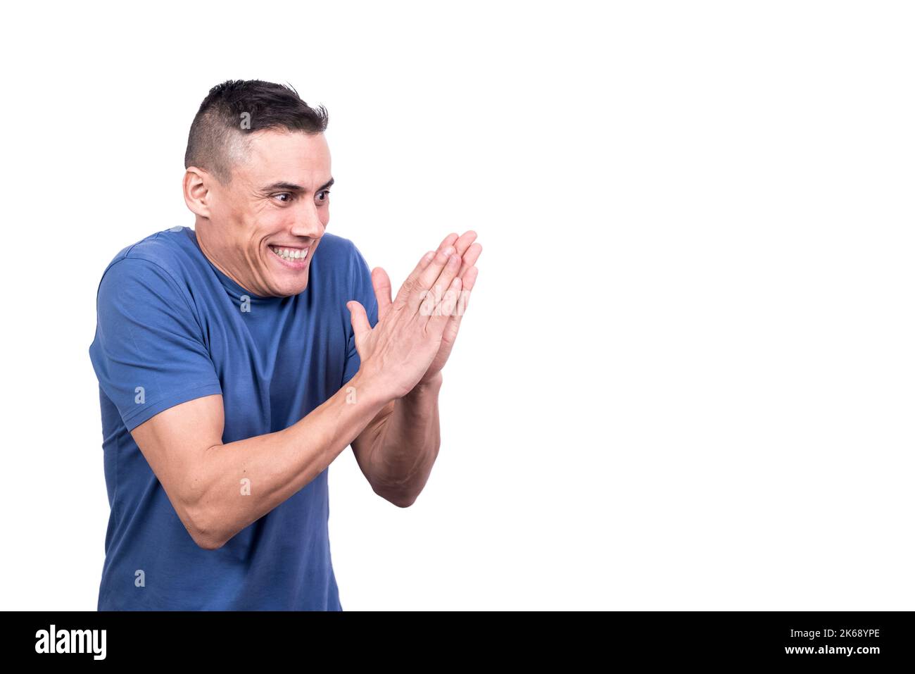 Mann schrubbt sich mit zufriedener Gesichtsausdruck die Hände Stockfoto