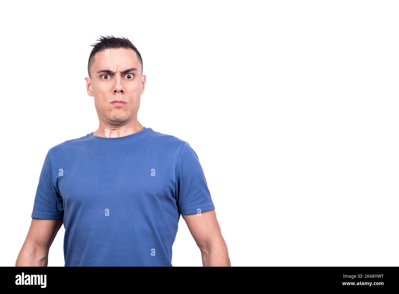 Ernsthafter Mann, der mit einem überraschenden Ausdruck steht Stockfoto