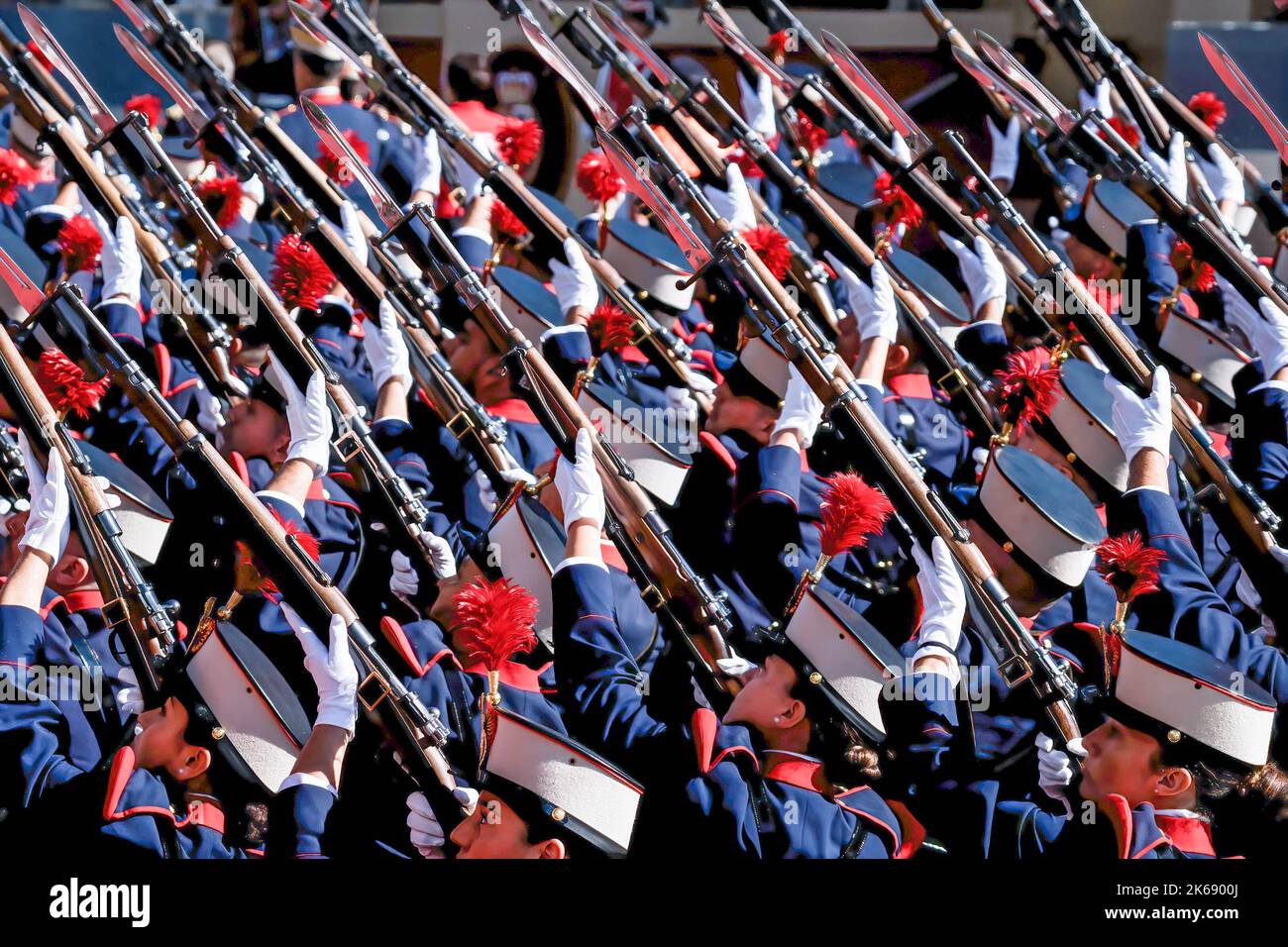 Madrid, Spanien. 12. Oktober 2022. Militärwaffen der Infanterie während der Parade zum Hispanic Day in Paseo de la Castellana, Madrid. Spanien feiert seinen Nationalfeiertag am 12. Oktober, dem Tag, an dem Christoph Kolumbus zum ersten Mal auf dem amerikanischen Kontinent ankam. Der Hispanic Heritage Day wird mit einer Militärparade auf dem Paseo de la Castellana in Madrid in Anwesenheit von König Feldén VI. Und allen politischen Akteuren Spaniens gefeiert. (Foto von Diego Radames/SOPA Images/Sipa USA) Quelle: SIPA USA/Alamy Live News Stockfoto
