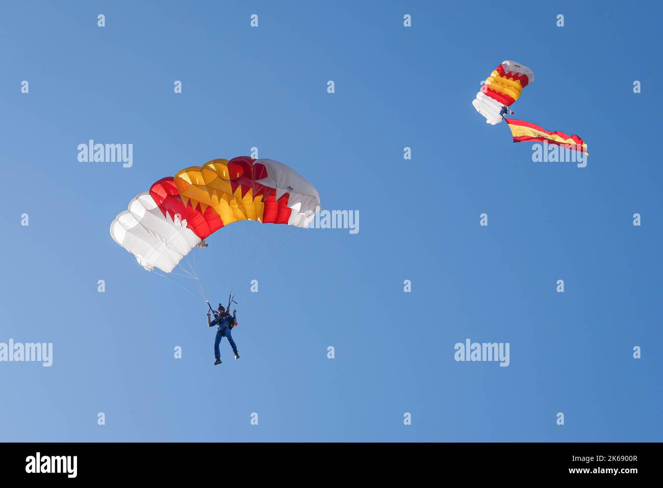 Madrid, Spanien. 12. Oktober 2022. Militärische Fallschirmjäger mit der spanischen Flagge, die während der Parade zum Hispanic Day in Paseo de la Castellana, Madrid, gesehen wurde. Spanien feiert seinen Nationalfeiertag am 12. Oktober, dem Tag, an dem Christoph Kolumbus zum ersten Mal auf dem amerikanischen Kontinent ankam. Der Hispanic Heritage Day wird mit einer Militärparade auf dem Paseo de la Castellana in Madrid in Anwesenheit von König Feldén VI. Und allen politischen Akteuren Spaniens gefeiert. (Foto von Diego Radames/SOPA Images/Sipa USA) Quelle: SIPA USA/Alamy Live News Stockfoto