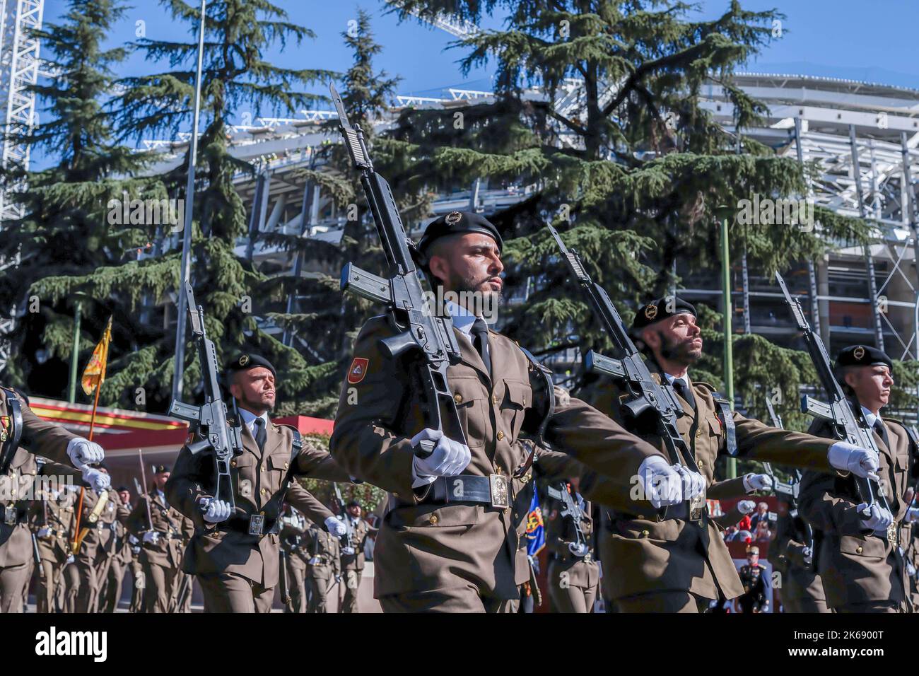 Madrid, Spanien. 12. Oktober 2022. Mehrere Soldaten marschieren während der Parade zum Hispanic Day in Paseo de la Castellana, Madrid. Spanien feiert seinen Nationalfeiertag am 12. Oktober, dem Tag, an dem Christoph Kolumbus zum ersten Mal auf dem amerikanischen Kontinent ankam. Der Hispanic Heritage Day wird mit einer Militärparade auf dem Paseo de la Castellana in Madrid in Anwesenheit von König Feldén VI. Und allen politischen Akteuren Spaniens gefeiert. (Foto von Diego Radames/SOPA Images/Sipa USA) Quelle: SIPA USA/Alamy Live News Stockfoto