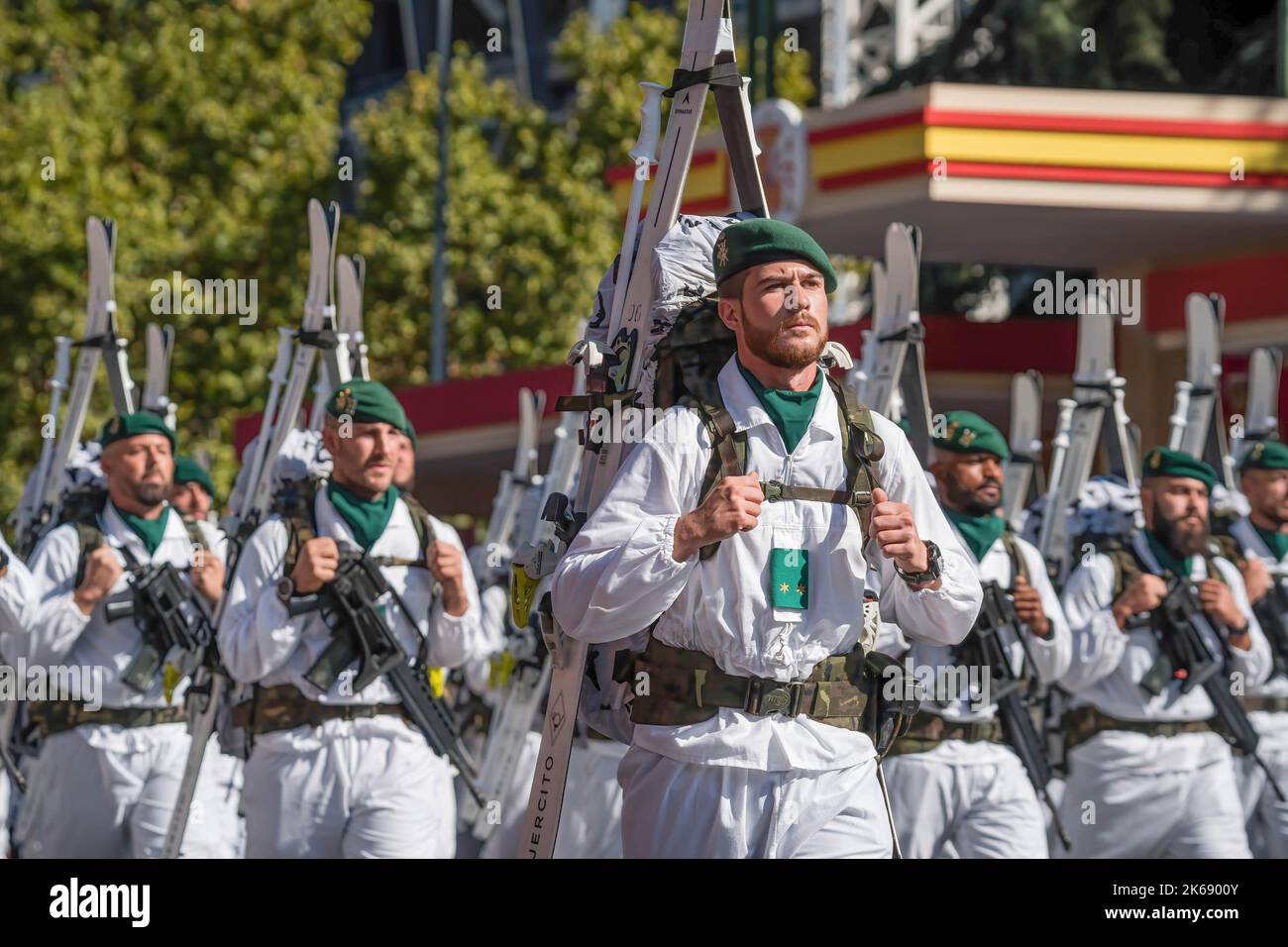 Madrid, Spanien. 12. Oktober 2022. Bergmilitärs- und Spezialeinsätze marschieren während der Parade zum Hispanic Day in Paseo de la Castellana, Madrid. Spanien feiert seinen Nationalfeiertag am 12. Oktober, dem Tag, an dem Christoph Kolumbus zum ersten Mal auf dem amerikanischen Kontinent ankam. Der Hispanic Heritage Day wird mit einer Militärparade auf dem Paseo de la Castellana in Madrid in Anwesenheit von König Feldén VI. Und allen politischen Akteuren Spaniens gefeiert. (Foto von Diego Radames/SOPA Images/Sipa USA) Quelle: SIPA USA/Alamy Live News Stockfoto