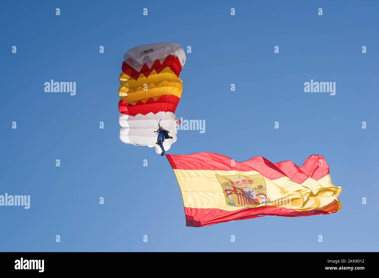 Madrid, Spanien. 12. Oktober 2022. Fallschirme mit der spanischen Flagge, die während der Parade zum Hispanic Day in Paseo de la Castellana, Madrid, gesehen wurden. Spanien feiert seinen Nationalfeiertag am 12. Oktober, dem Tag, an dem Christoph Kolumbus zum ersten Mal auf dem amerikanischen Kontinent ankam. Der Hispanic Heritage Day wird mit einer Militärparade auf dem Paseo de la Castellana in Madrid in Anwesenheit von König Feldén VI. Und allen politischen Akteuren Spaniens gefeiert. (Foto von Diego Radames/SOPA Images/Sipa USA) Quelle: SIPA USA/Alamy Live News Stockfoto