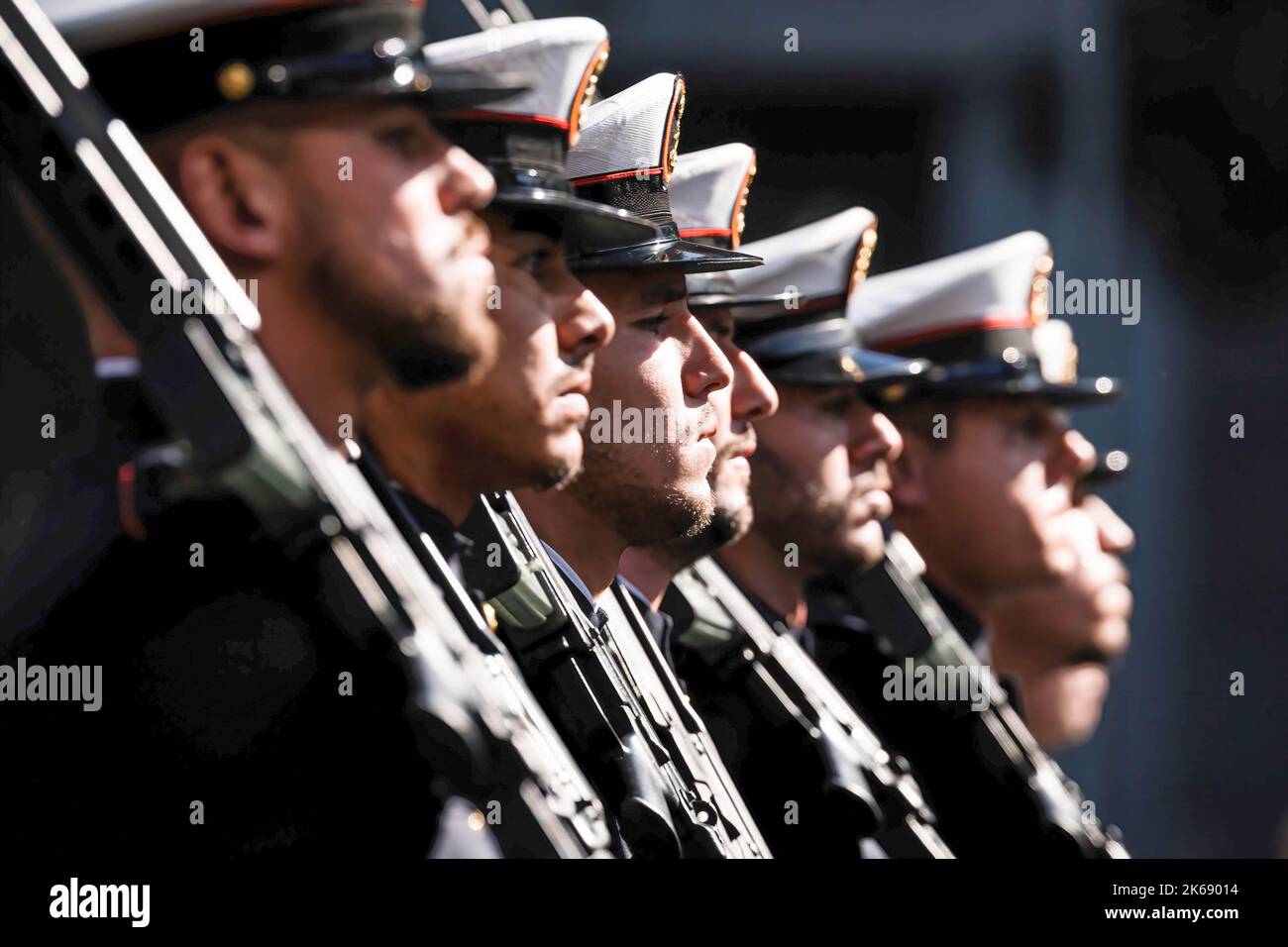 Madrid, Spanien. 12. Oktober 2022. Militärische Gesichter marschieren während der Parade zum Hispanic Day in Paseo de la Castellana, Madrid. Spanien feiert seinen Nationalfeiertag am 12. Oktober, dem Tag, an dem Christoph Kolumbus zum ersten Mal auf dem amerikanischen Kontinent ankam. Der Hispanic Heritage Day wird mit einer Militärparade auf dem Paseo de la Castellana in Madrid in Anwesenheit von König Feldén VI. Und allen politischen Akteuren Spaniens gefeiert. (Foto von Diego Radames/SOPA Images/Sipa USA) Quelle: SIPA USA/Alamy Live News Stockfoto