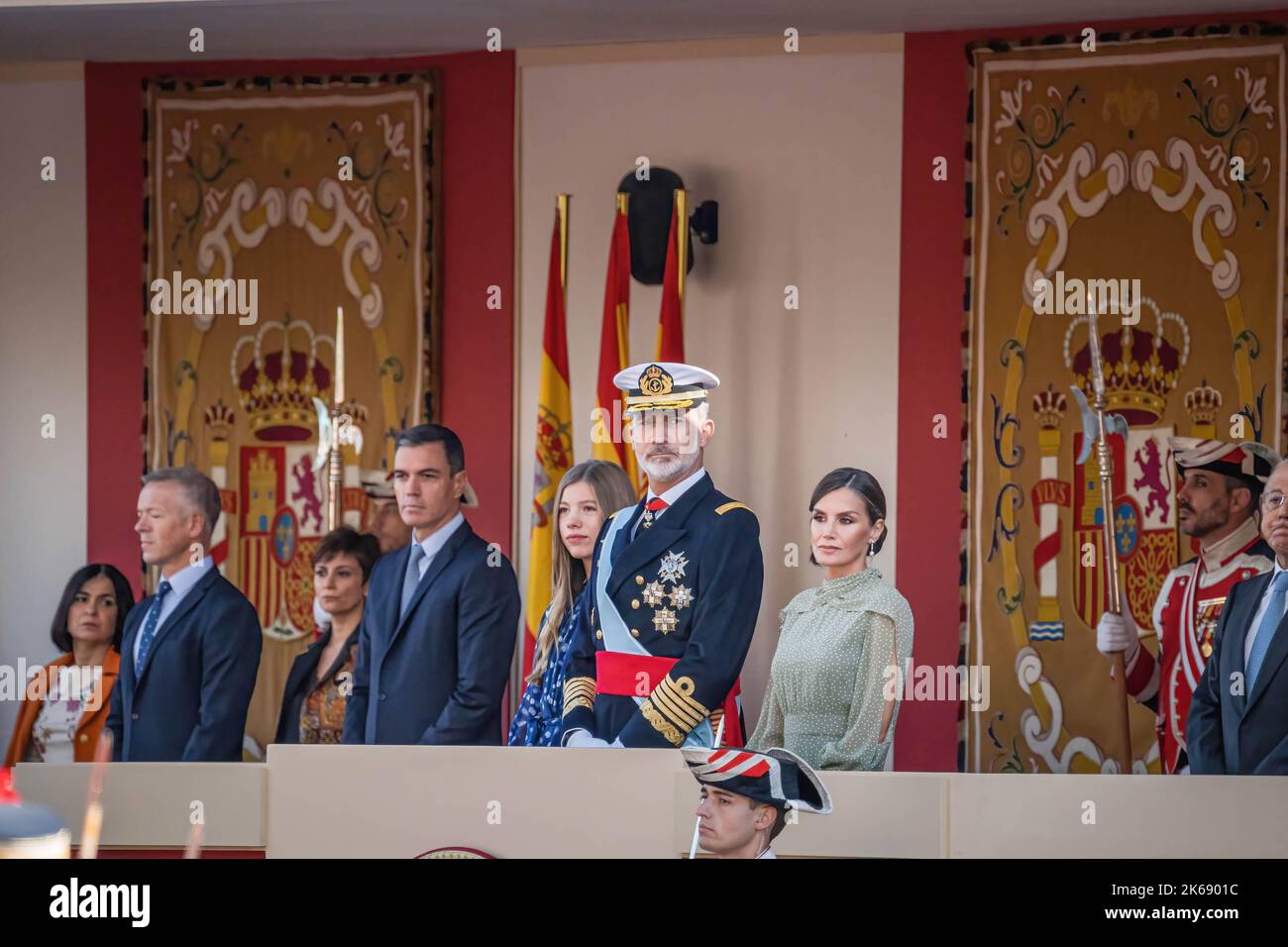 Madrid, Spanien. 12. Oktober 2022. König von Spanien, der König von Spanien, und seine Tochter SofÌa de BorbÛn und Königin Leticia, die während der Parade zum Hispanic Day auf dem Paseo de la Castellana in Madrid auf der Bühne zu sehen waren. Spanien feiert seinen Nationalfeiertag am 12. Oktober, dem Tag, an dem Christoph Kolumbus zum ersten Mal auf dem amerikanischen Kontinent ankam. Der Hispanic Heritage Day wird mit einer Militärparade auf dem Paseo de la Castellana in Madrid in Anwesenheit von König Feldén VI. Und allen politischen Akteuren Spaniens gefeiert. (Foto von Diego Radames/SOPA Images/Sipa USA) Quelle: SIPA USA/Alamy Live News Stockfoto