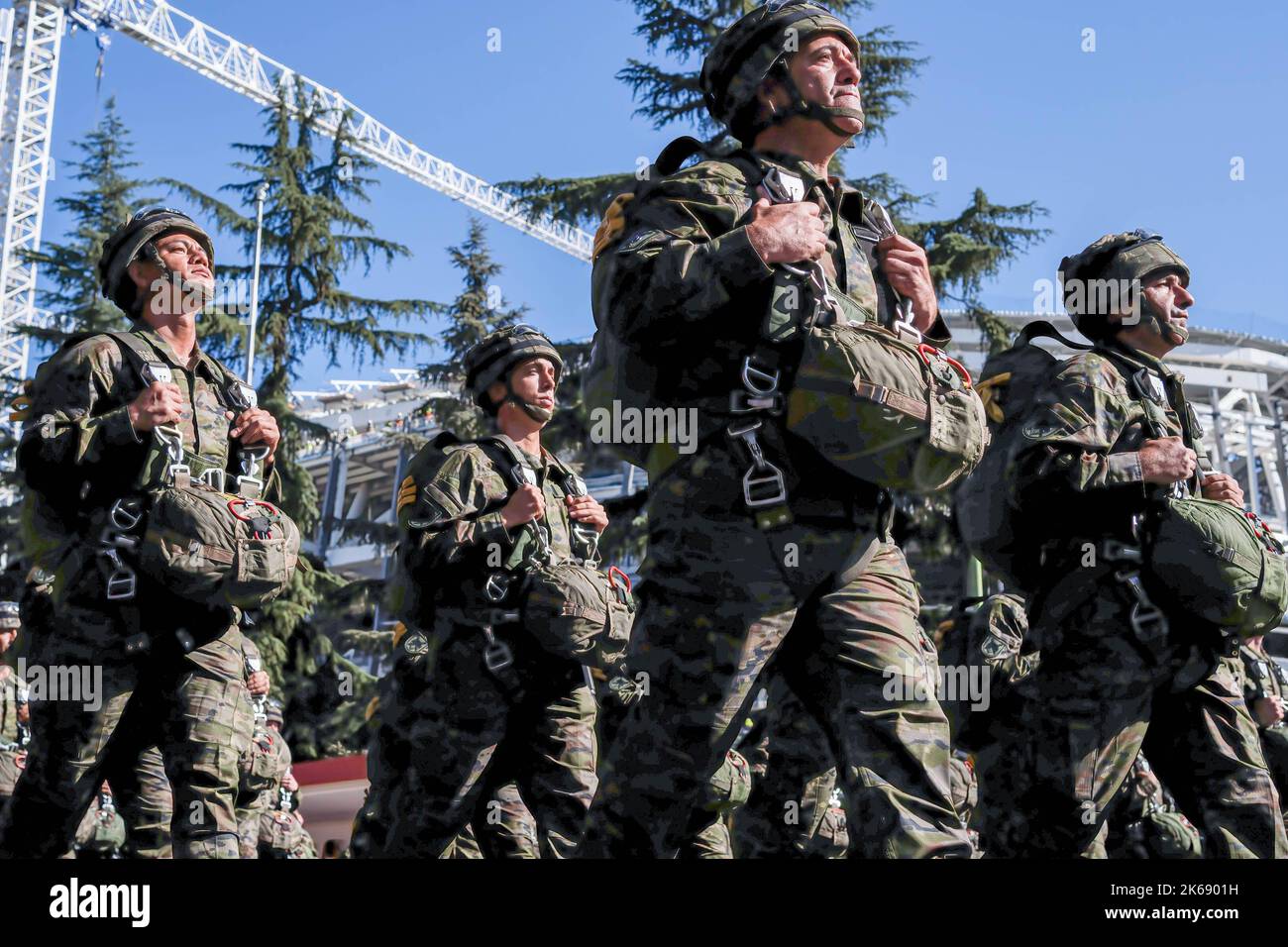Madrid, Spanien. 12. Oktober 2022. Militärparatrooper marschieren während der Parade zum Hispanic Day in Paseo de la Castellana, Madrid. Spanien feiert seinen Nationalfeiertag am 12. Oktober, dem Tag, an dem Christoph Kolumbus zum ersten Mal auf dem amerikanischen Kontinent ankam. Der Hispanic Heritage Day wird mit einer Militärparade auf dem Paseo de la Castellana in Madrid in Anwesenheit von König Feldén VI. Und allen politischen Akteuren Spaniens gefeiert. (Foto von Diego Radames/SOPA Images/Sipa USA) Quelle: SIPA USA/Alamy Live News Stockfoto