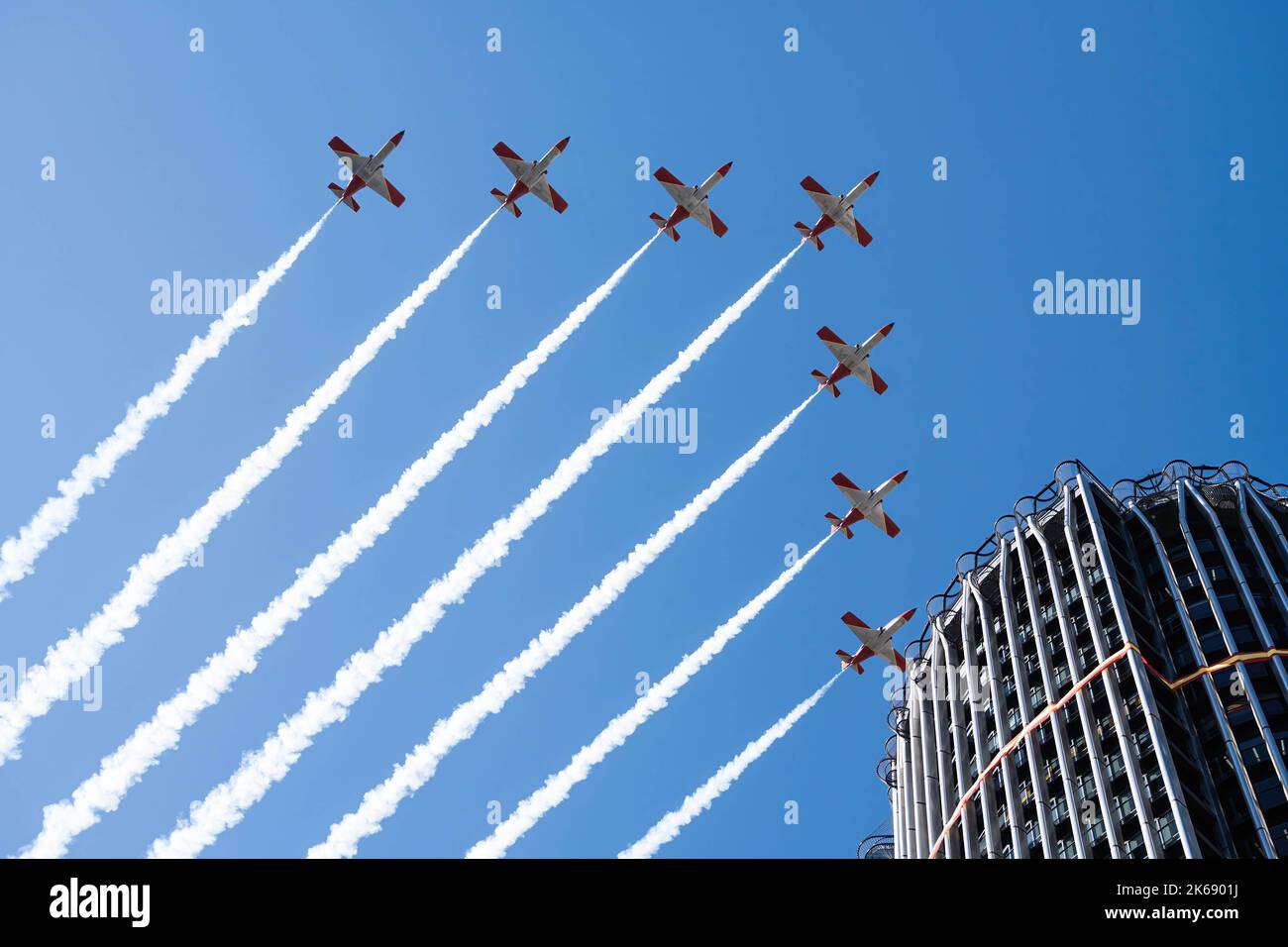 Madrid, Spanien. 12. Oktober 2022. Flugzeuge der spanischen Luftwaffe während der Parade zum Hispanic Day in Paseo de la Castellana, Madrid. Spanien feiert seinen Nationalfeiertag am 12. Oktober, dem Tag, an dem Christoph Kolumbus zum ersten Mal auf dem amerikanischen Kontinent ankam. Der Hispanic Heritage Day wird mit einer Militärparade auf dem Paseo de la Castellana in Madrid in Anwesenheit von König Feldén VI. Und allen politischen Akteuren Spaniens gefeiert. (Foto von Diego Radames/SOPA Images/Sipa USA) Quelle: SIPA USA/Alamy Live News Stockfoto
