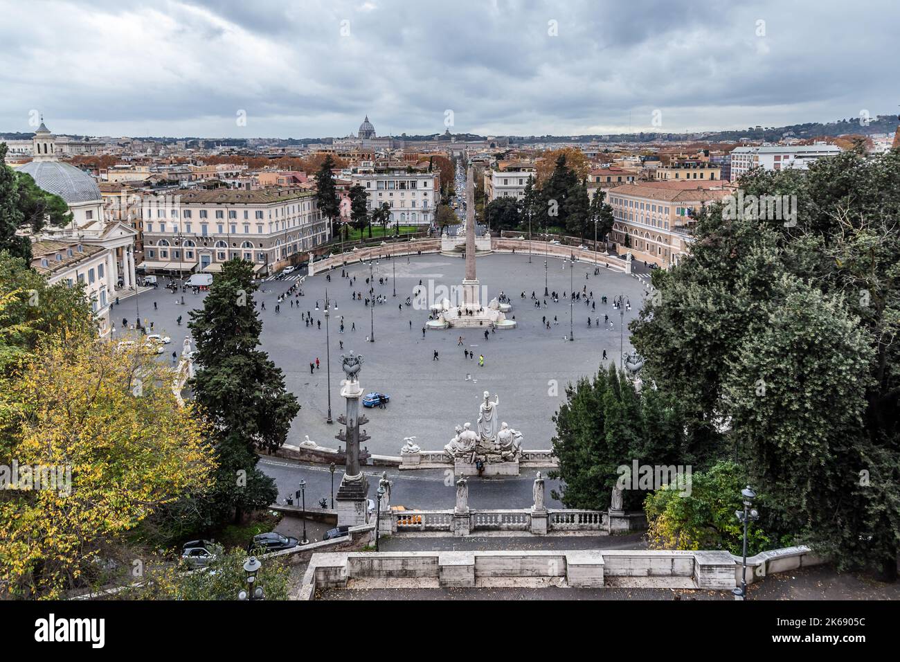 Platz der Menschen ( Piazza del Popolo ) Draufsicht, ( Luftaufnahme ), ägyptischer Obelisk von Ramesses II, Architektur und Wahrzeichen Roms, in Rom, Italien Stockfoto