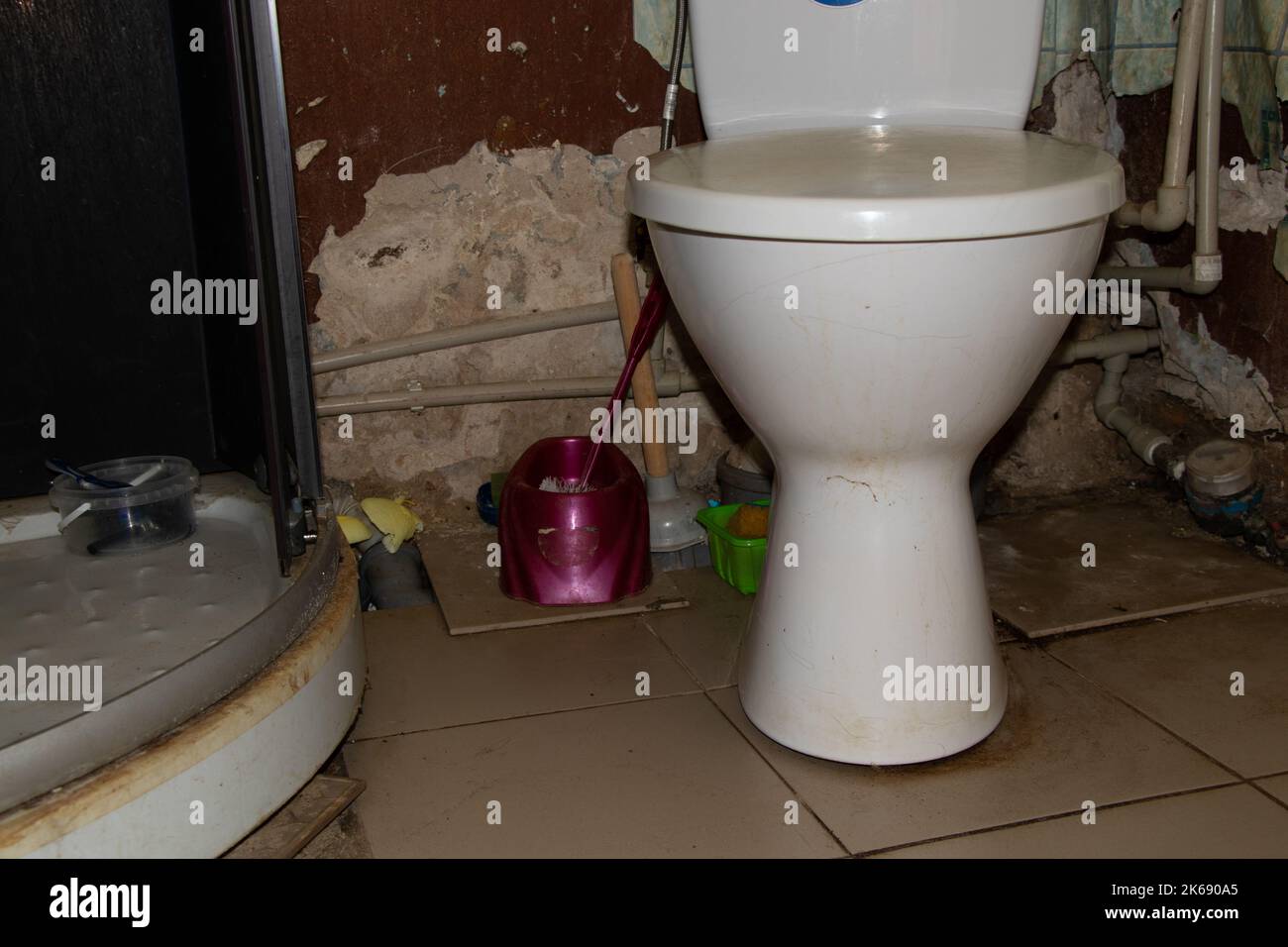 Alte schmutzige Bad und WC ohne Reparatur in der Wohnung, Bad und WC ohne Reparatur, Wachsamkeit Stockfoto