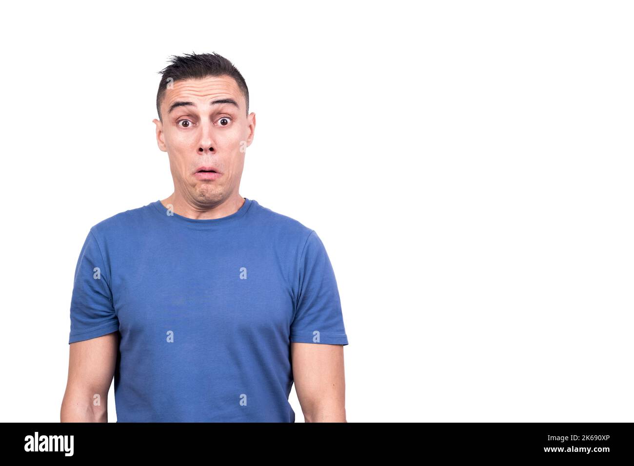 Mann, der mit offenen Augen und einem ungläubigen Gesicht steht Stockfoto