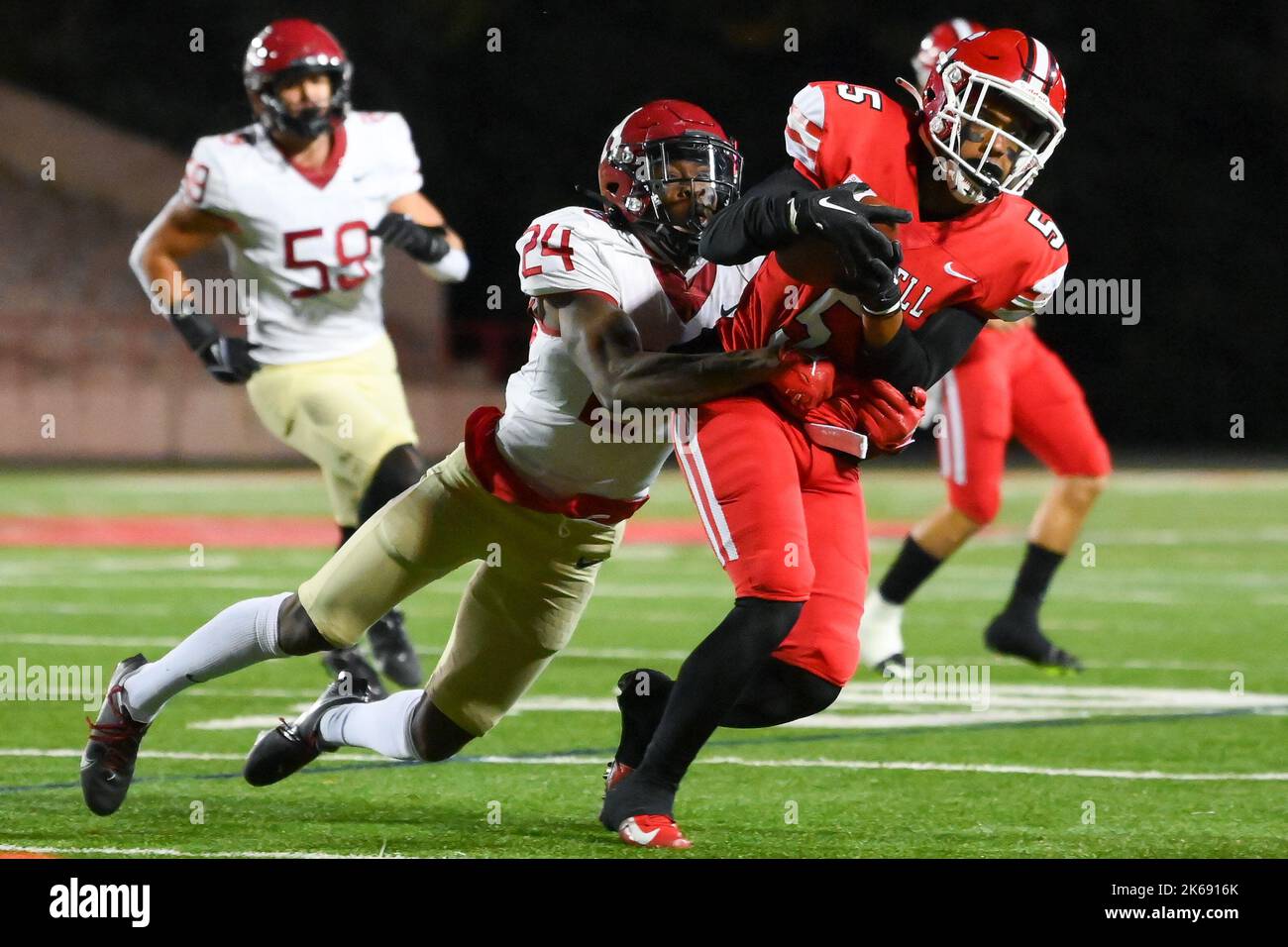 7. Oktober 2022: Der Harvard Crimson Defensive Back Khalil Dawsey (24) tritt gegen den Cornell Big Red Wide Receiver Thomas Glover (5) an, während er in der zweiten Halbzeit am Freitag, 7. Oktober 2022 im Schoellkopf Field in Ithaca, NY, mit dem Ball lief. Harvard gewann 35-28. Rich Barnes/CSM Stockfoto