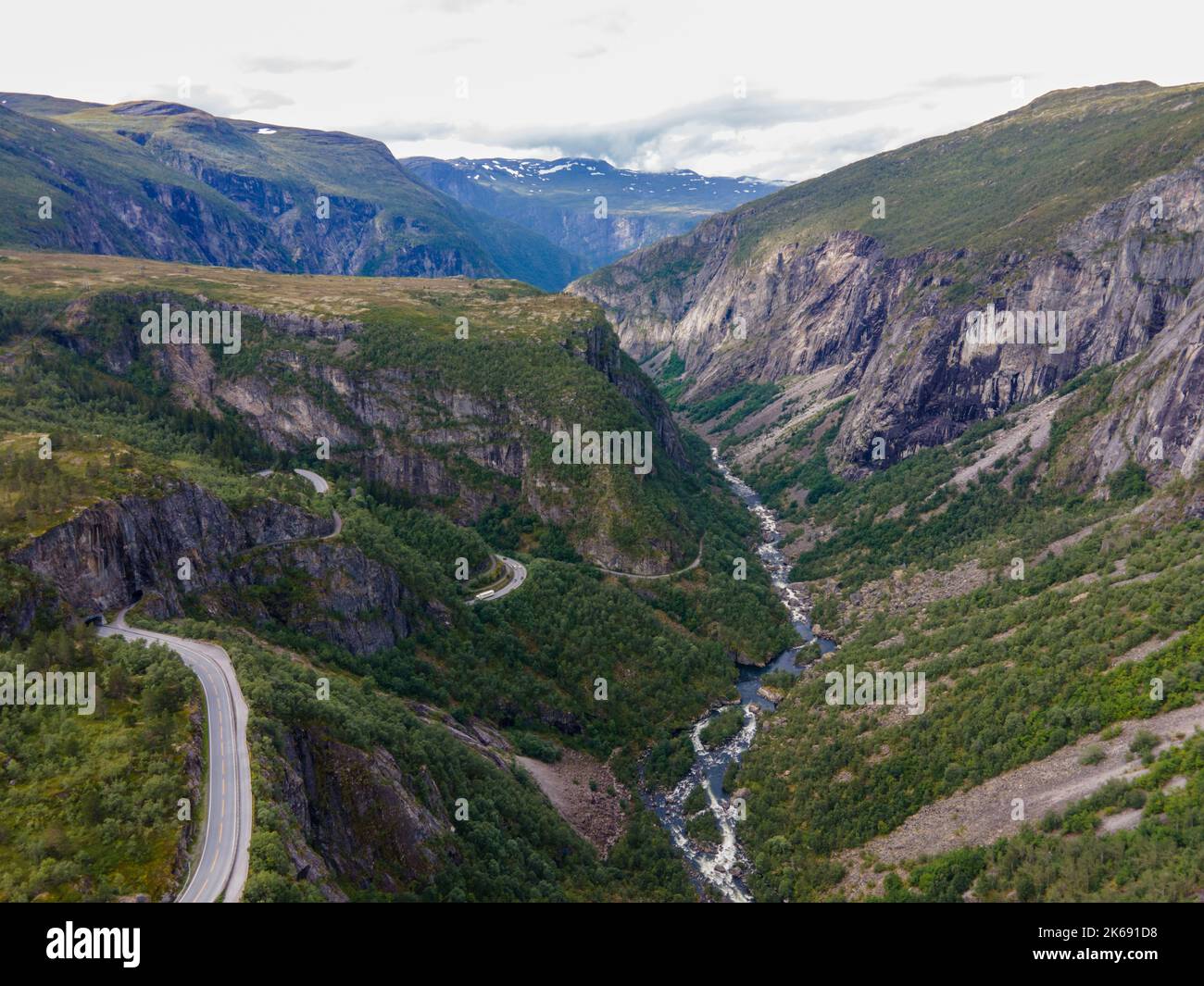 Norwegen - Trollstigen hat 11 verrückte Haarnadelkurven den Berg hinunter, vorbei an riesigen Wasserfällen. Drohne geschossen. Stockfoto