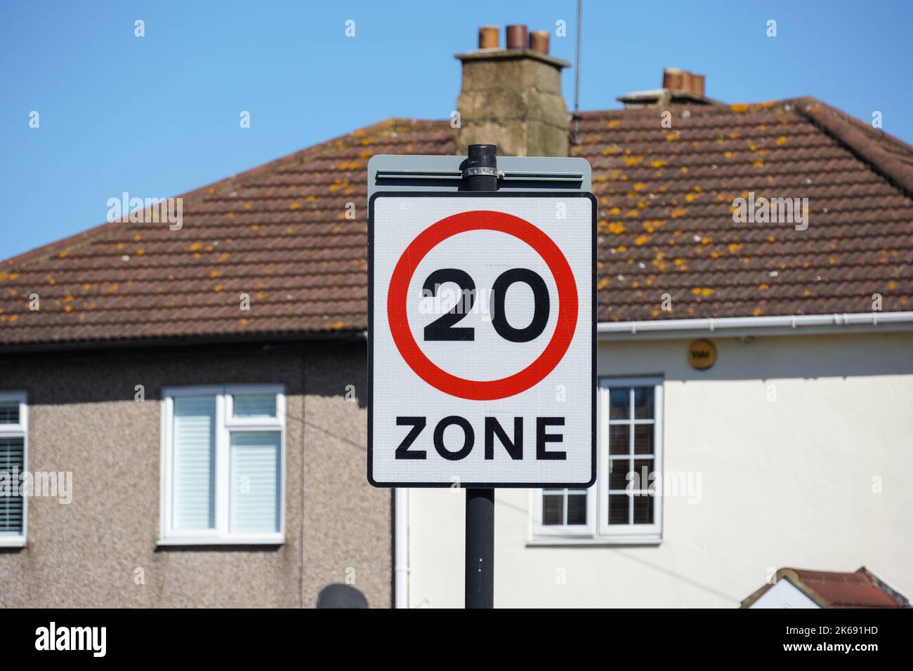 Straßenschild mit Geschwindigkeitsbegrenzung für 20 mph Meilen pro Stunde in einem Wohngebiet, London England Vereinigtes Königreich Großbritannien Stockfoto