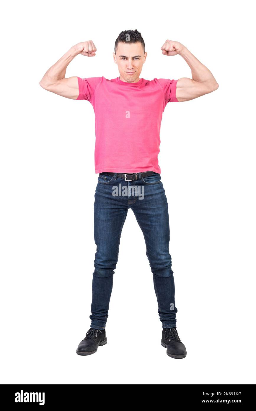 Starker junger Mann, der Muskeln vor weißem Hintergrund zeigt Stockfoto
