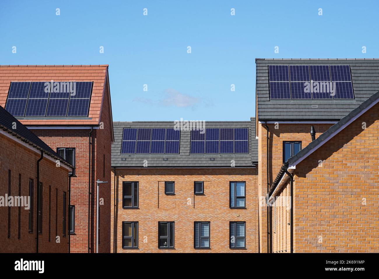 Neue moderne Appartementgebäude mit Sonnenkollektoren auf dem Dach in London, England, Großbritannien, Großbritannien Stockfoto