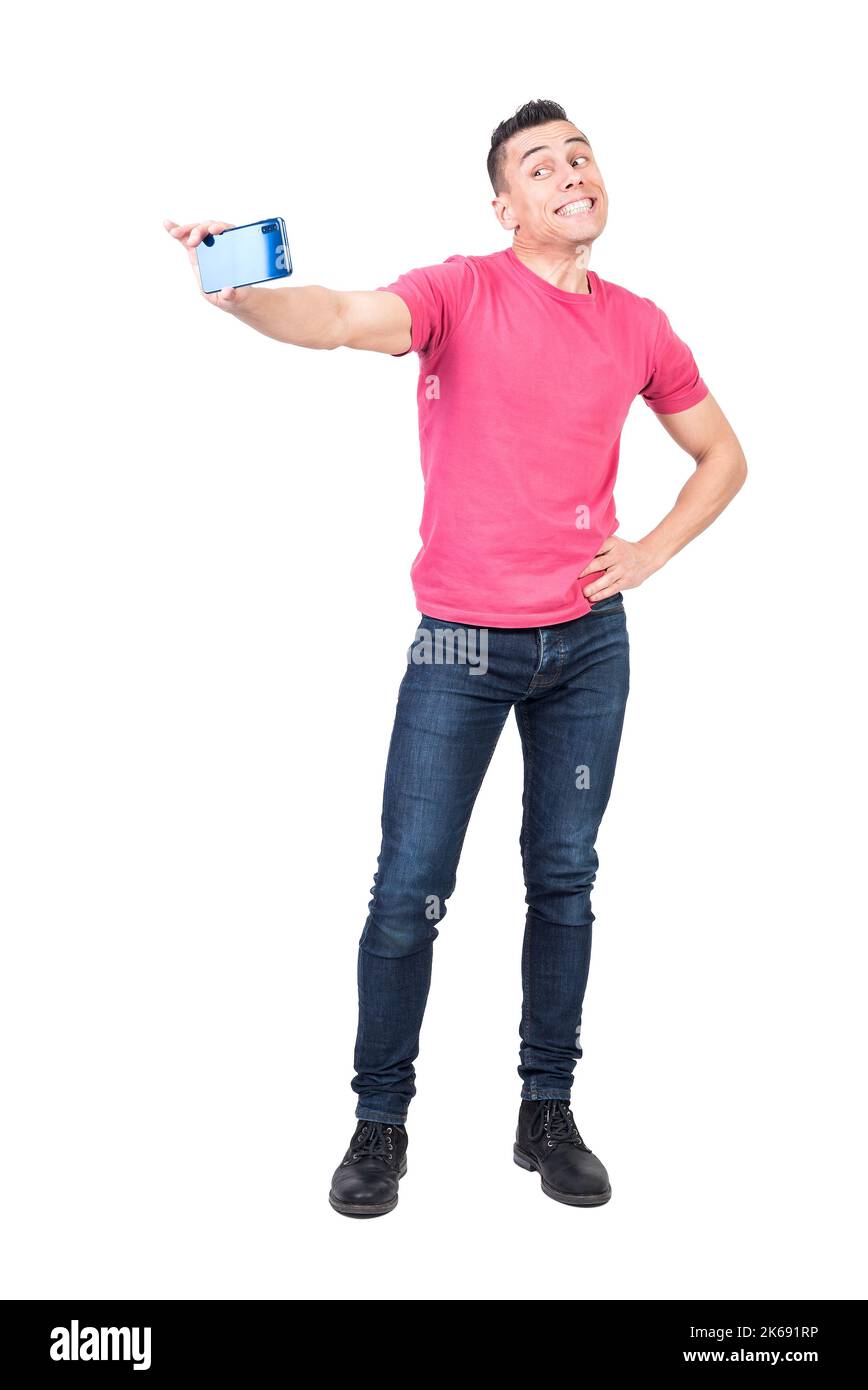 Fröhlicher junger Kerl, der Selfie auf dem Smartphone auf weißem Hintergrund isoliert Stockfoto