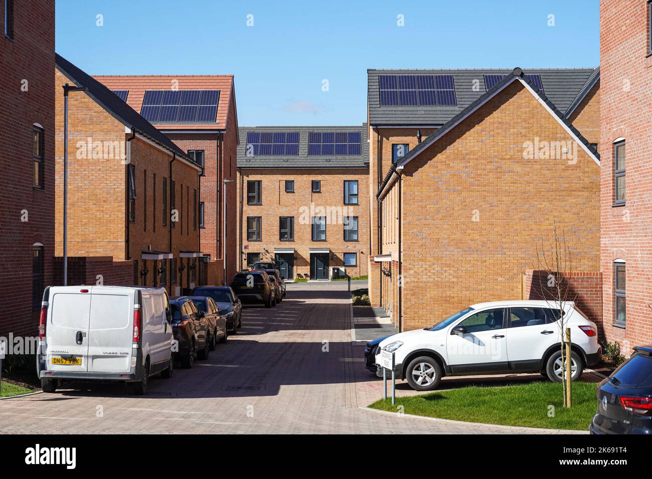 Neue moderne Appartementgebäude mit Sonnenkollektoren auf dem Dach in London, England, Großbritannien, Großbritannien Stockfoto