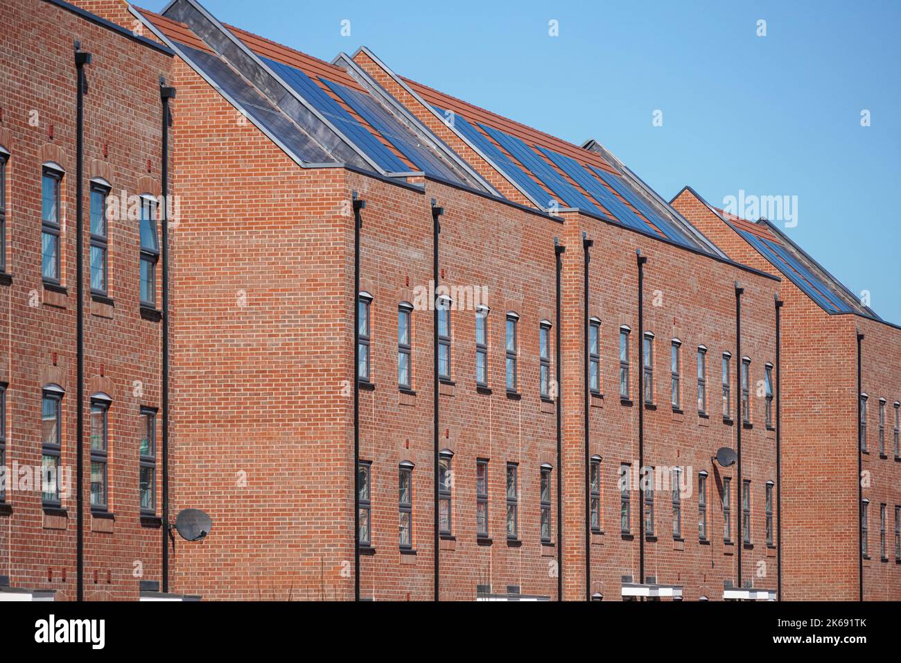 Neue moderne Appartementgebäude mit Sonnenkollektoren auf dem Dach in London UK Stockfoto