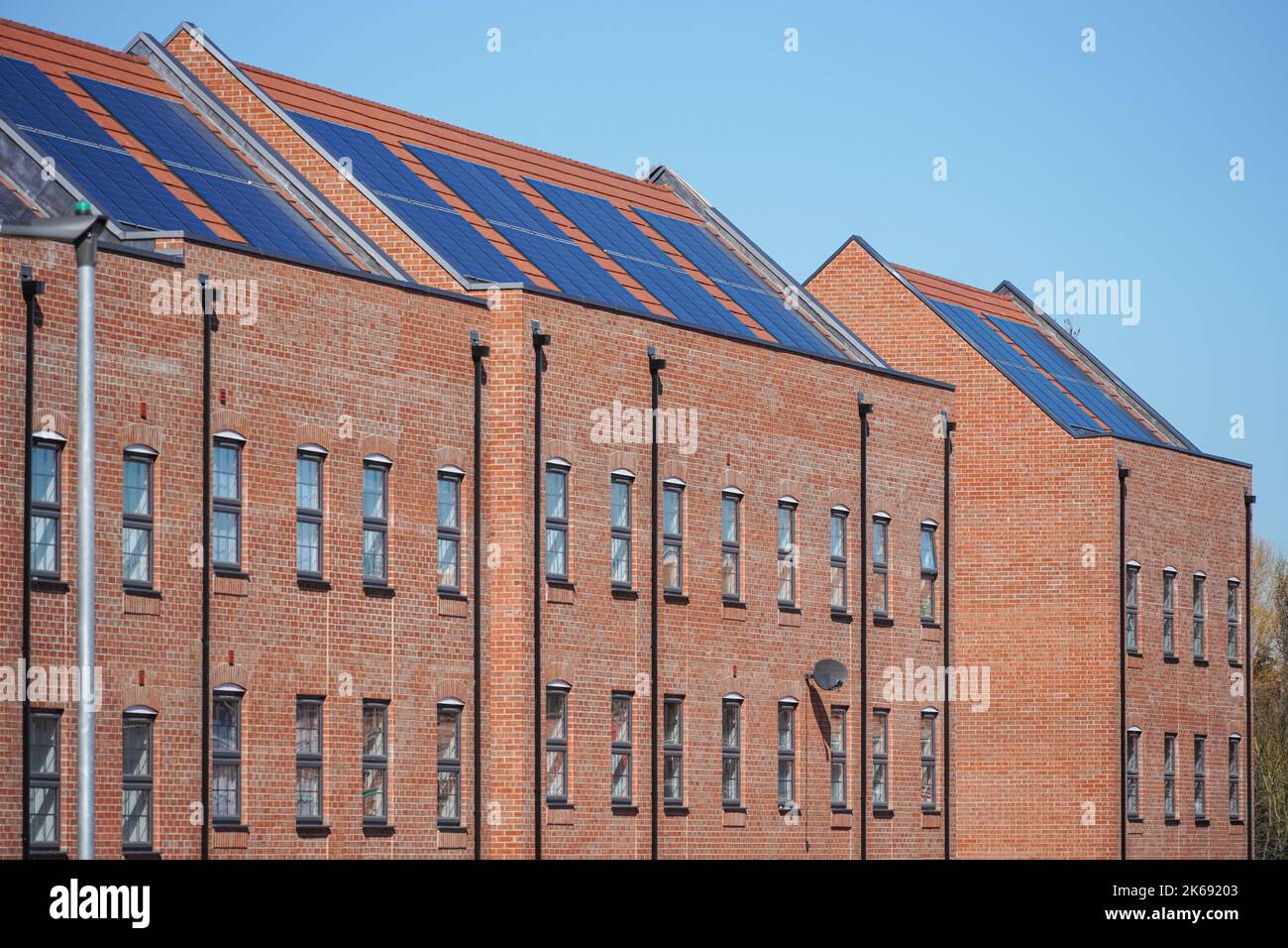 Neue moderne Appartementgebäude mit Sonnenkollektoren auf dem Dach in London UK Stockfoto
